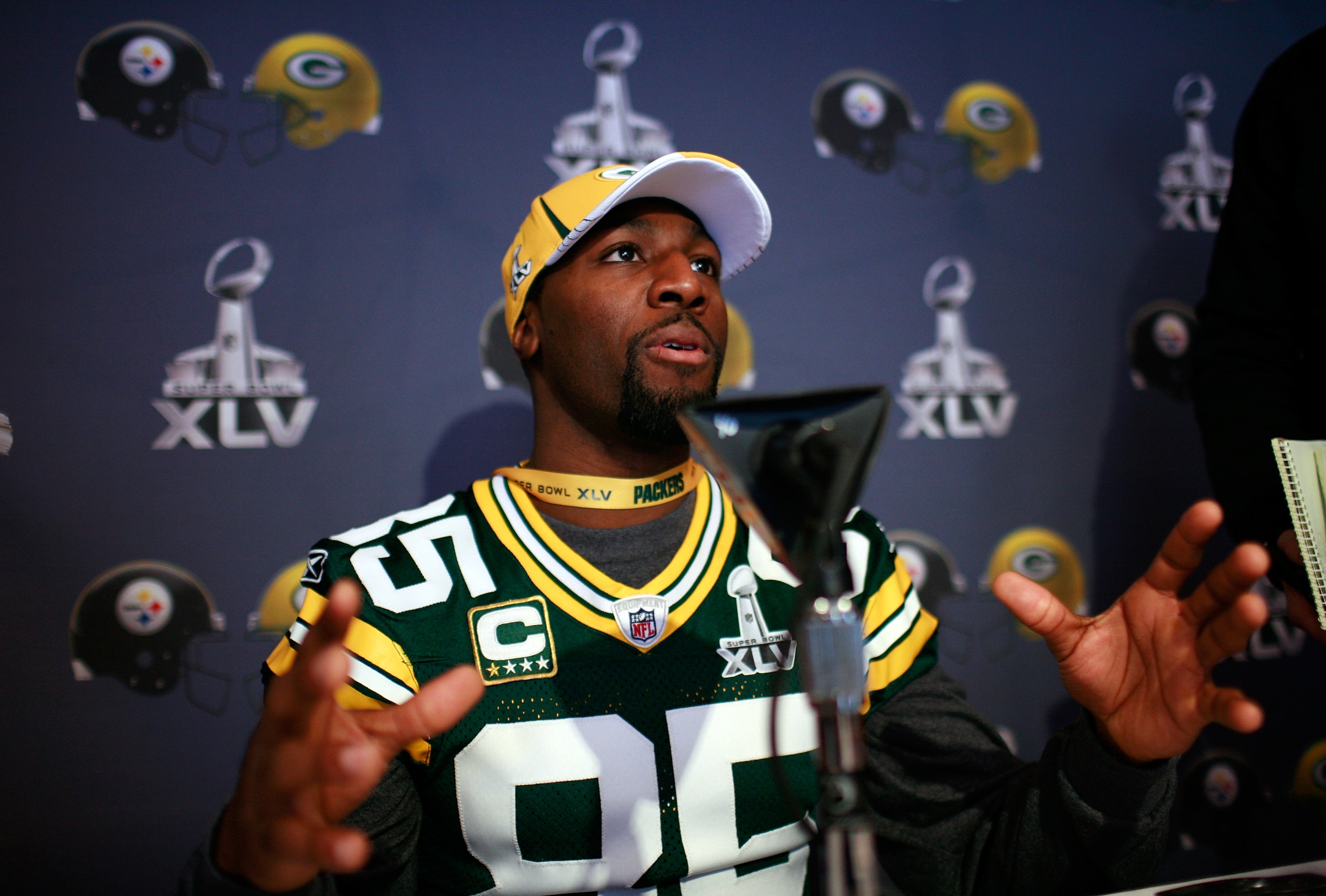 IRVING, TX - FEBRUARY 02: Wide receiver Greg Jennings #85 of the Green Bay Packers talks to the media on February 2, 2011 in Irving, Texas. The Green Bay Packers will play the Pittsburgh Steelers in Super Bowl XLV on February 6, 2011 at Cowboys Stadium i IRVING, TX - FEBRUARY 02: Wide receiver Greg Jennings #85 of the Green Bay Packers talks to the media on February 2, 2011 in Irving, Texas. The Green Bay Packers will play the Pittsburgh Steelers in Super Bowl XLV on February 6, 2011 at Cowboys Stadium i