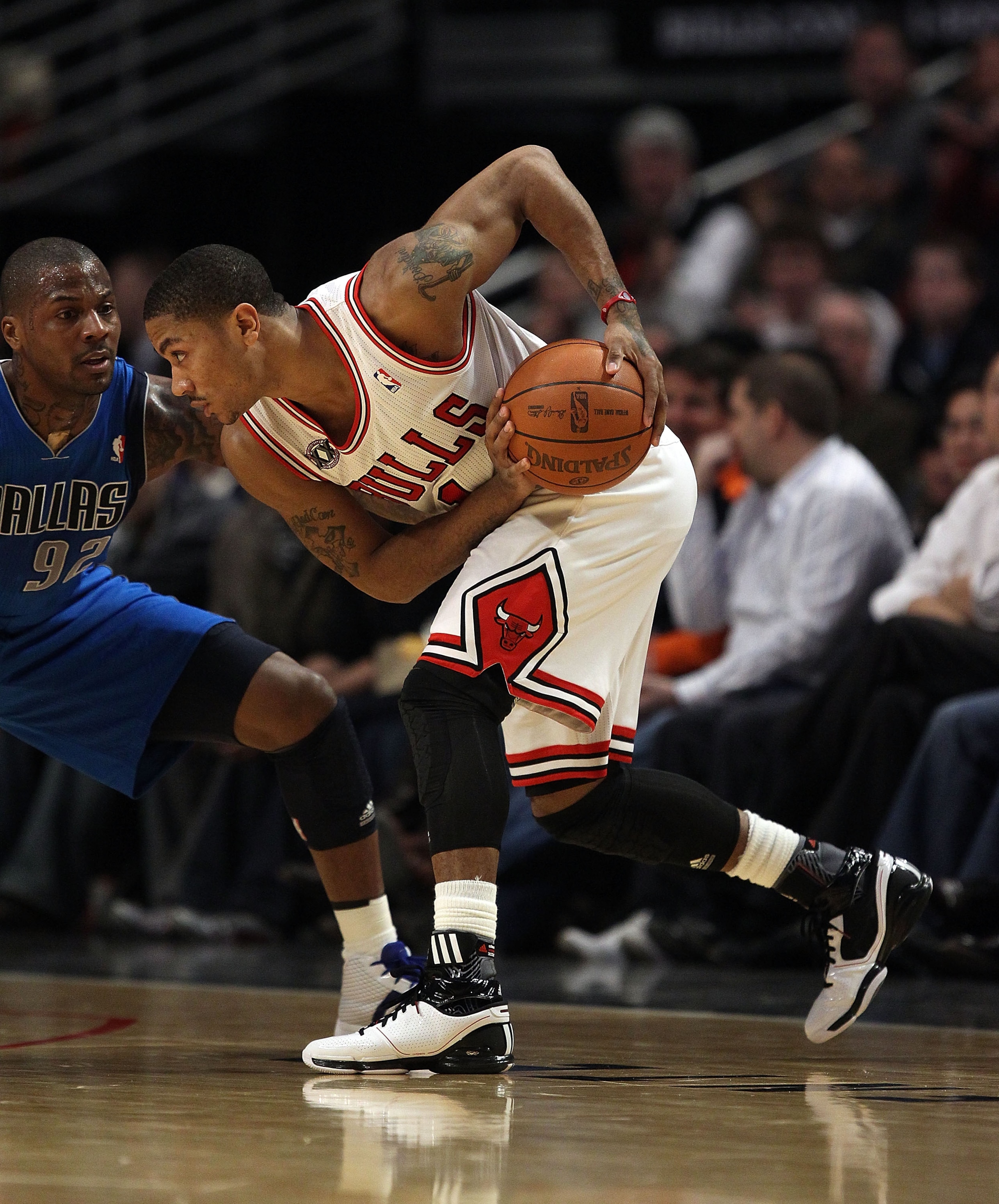 CHICAGO, IL - JANUARY 20: Derrick Rose #1 of the Chicago Bulls prepares to move against DeShawn Stevenson #92 of the Dallas Mavericks at the United Center on January 20, 2011 in Chicago, Illinois. The Bulls defeated the Mavericks 82-77. NOTE TO USER: User