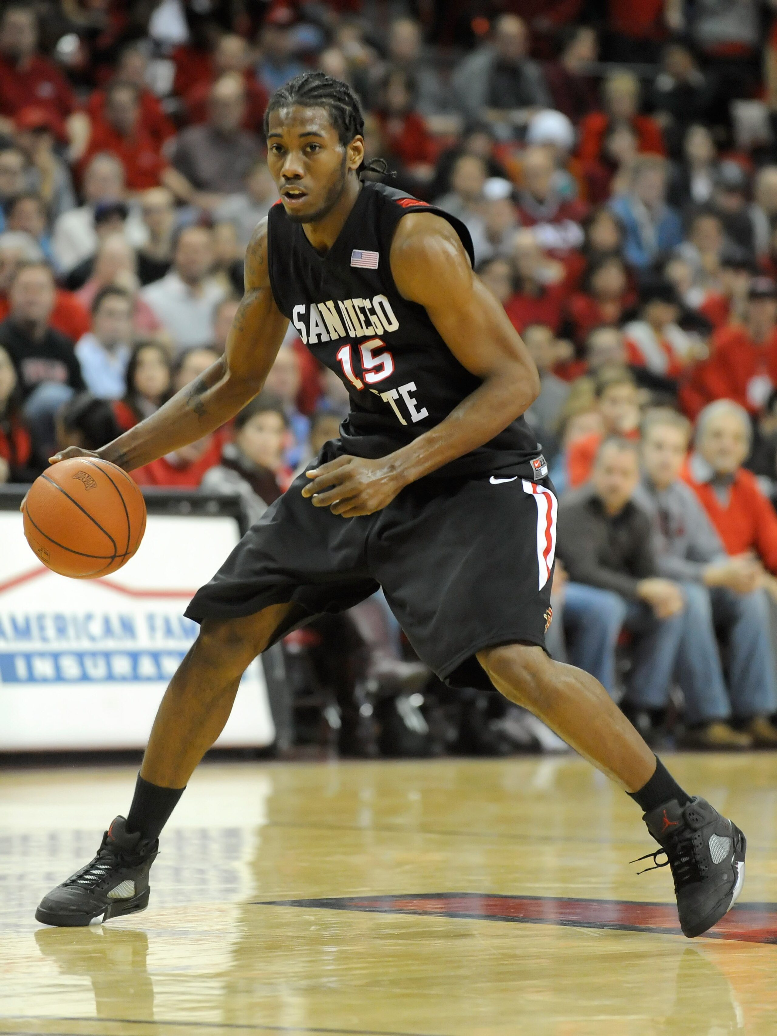LAS VEGAS - JANUARY 13: Kawhi Leonard #15 of the San Diego State Aztecs brings the ball up the court during a game against the UNLV Rebels at the Thomas & Mack Center January 13, 2009 in Las Vegas, Nevada. The Rebels defeated the Aztecs 76-66. (Photo by LAS VEGAS - JANUARY 13: Kawhi Leonard #15 of the San Diego State Aztecs brings the ball up the court during a game against the UNLV Rebels at the Thomas & Mack Center January 13, 2009 in Las Vegas, Nevada. The Rebels defeated the Aztecs 76-66. (Photo by