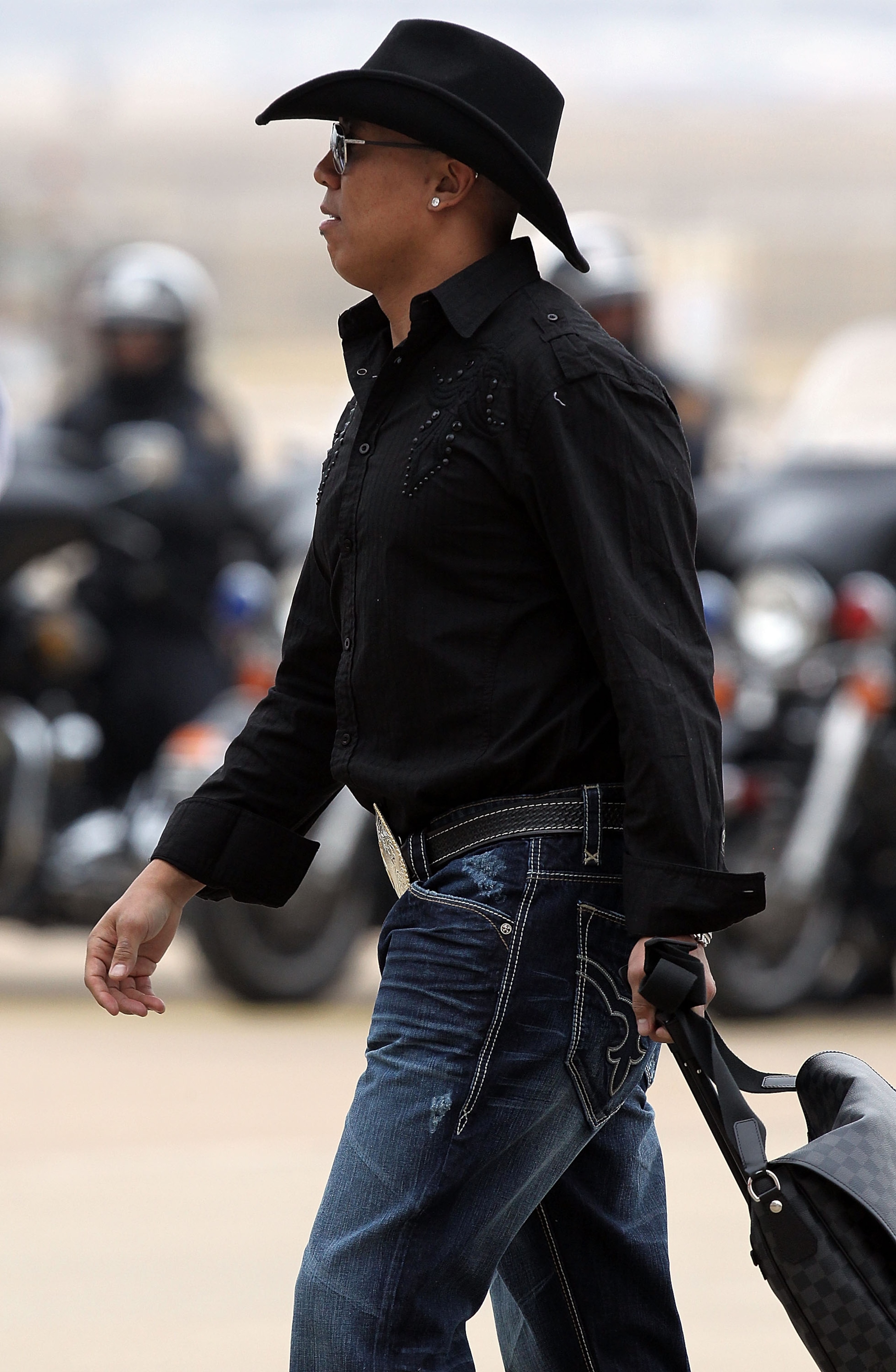 DALLAS, TX - JANUARY 31:  Hines Ward #86 of the Pittsburgh Steelers walks to the team bus after arriving at Dallas Fort Worth International Airport on January 31, 2011 in Dallas, Texas.  The Pittsburgh Steelers will play the Green Bay Packers in Super Bow