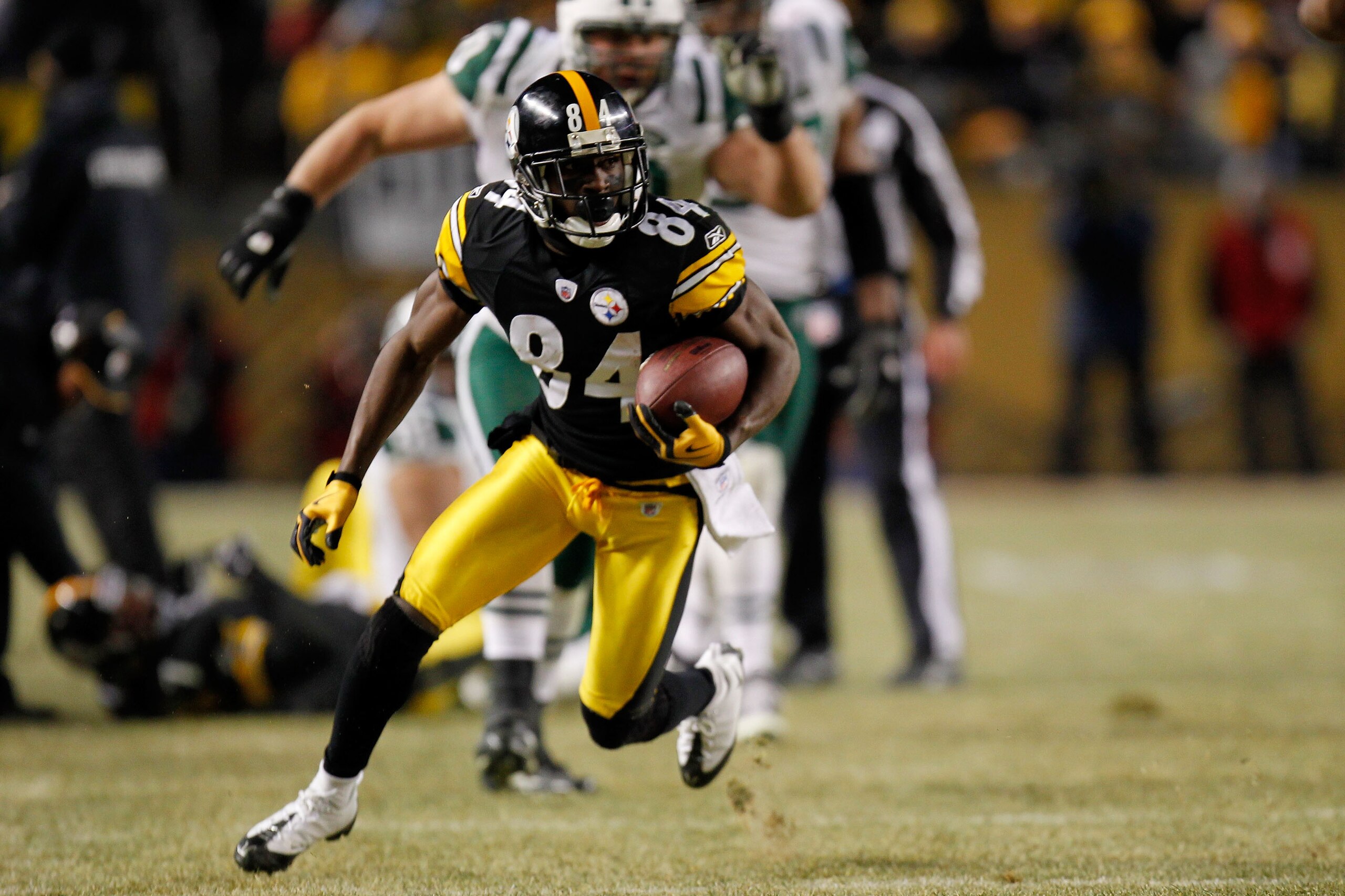 PITTSBURGH, PA - JANUARY 23:  Antonio Brown #84 of the Pittsburgh Steelers runs down field against the New York Jets during the 2011 AFC Championship game at Heinz Field on January 23, 2011 in Pittsburgh, Pennsylvania. The Steelers defeated the Jets 24 to