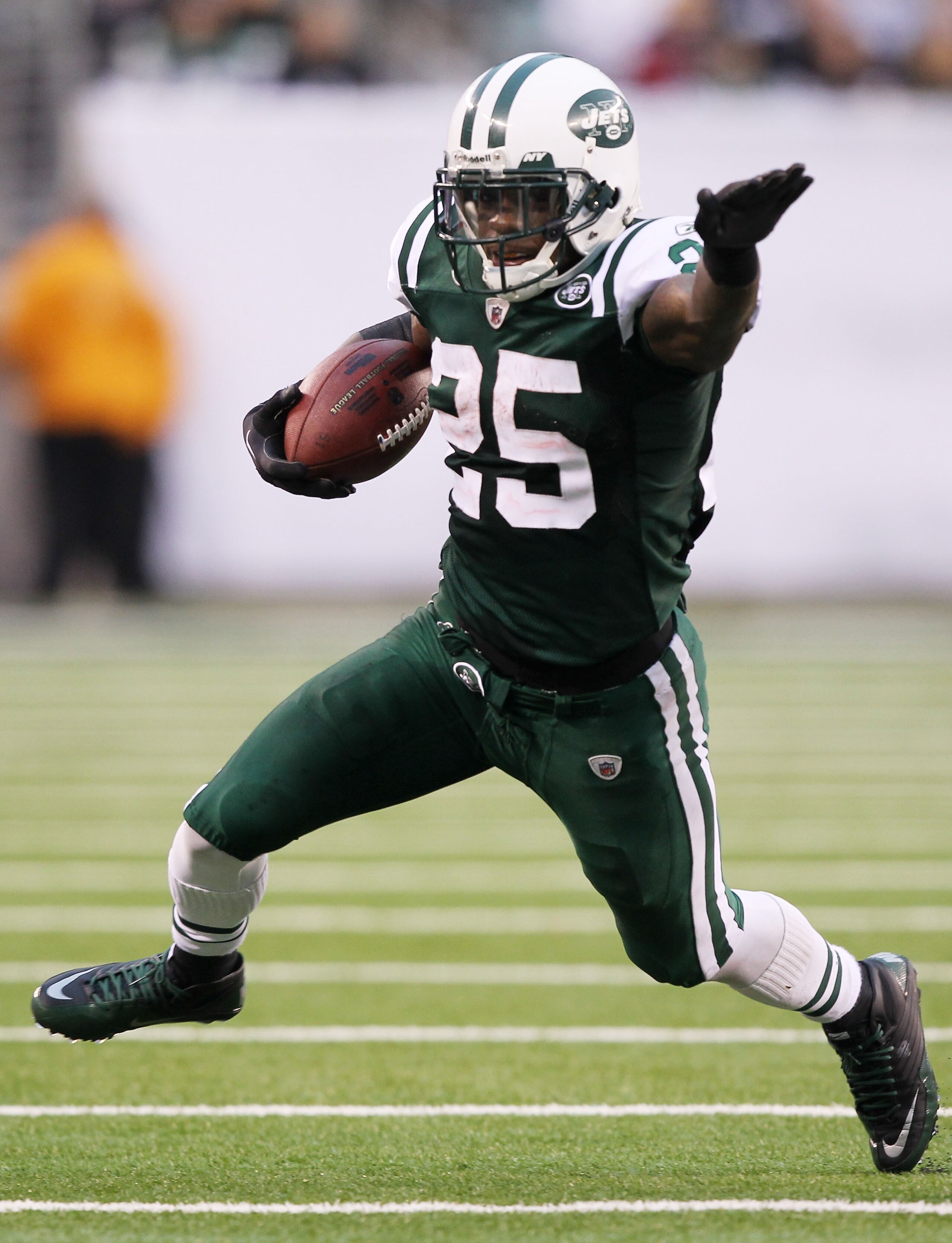 EAST RUTHERFORD, NJ - JANUARY 02: Joe McKnight #25 of the New York Jets runs down field against the Buffalo Bills at New Meadowlands Stadium on January 2, 2011 in East Rutherford, New Jersey. (Photo by Al Bello/Getty Images) EAST RUTHERFORD, NJ - JANUARY 02: Joe McKnight #25 of the New York Jets runs down field against the Buffalo Bills at New Meadowlands Stadium on January 2, 2011 in East Rutherford, New Jersey. (Photo by Al Bello/Getty Images)
