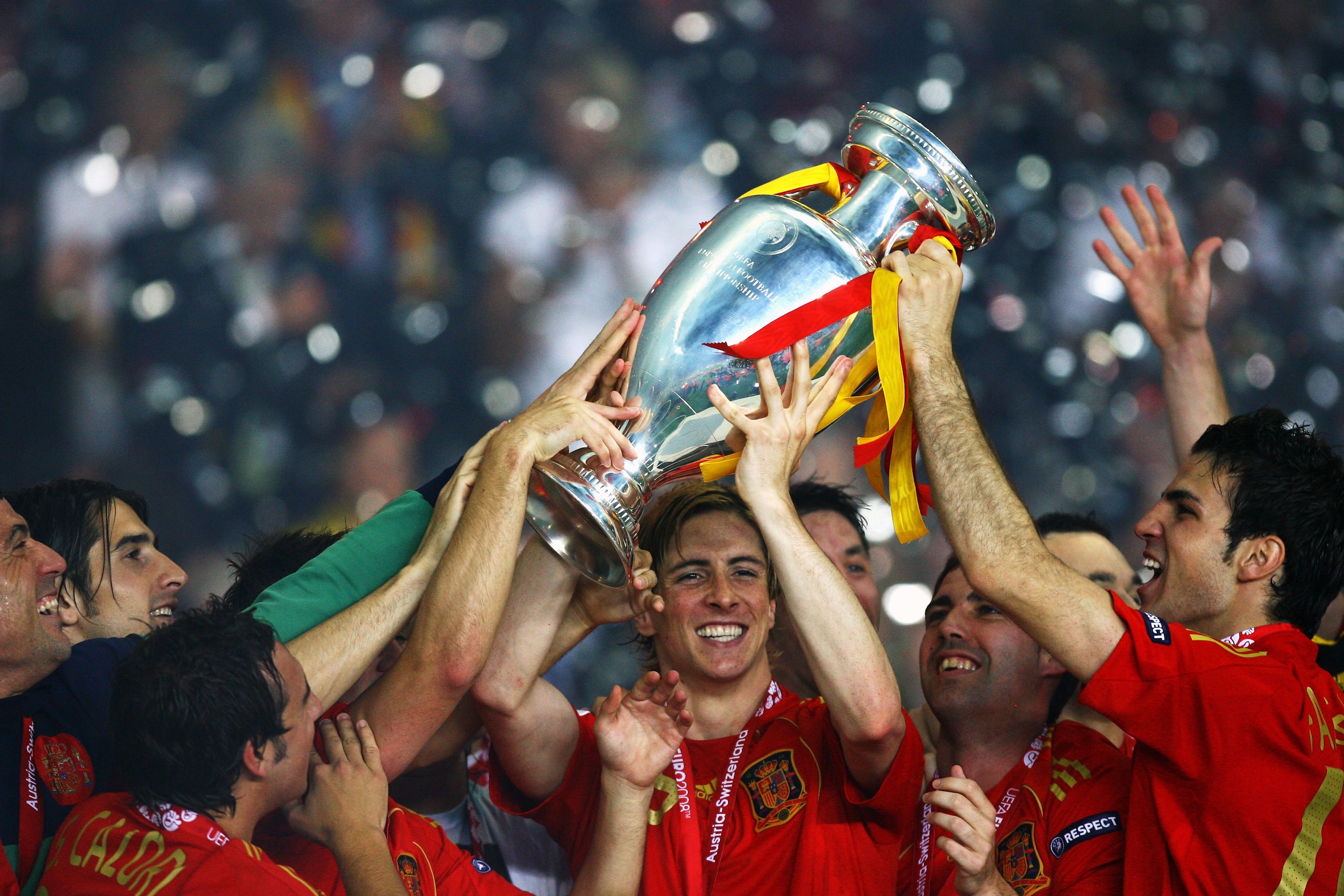 VIENNA, AUSTRIA - JUNE 29: Fernando Torres of Spain lifts the trophy with teammates after winning against Germany in the UEFA EURO 2008 Final match between Germany and Spain at Ernst Happel Stadion on June 29, 2008 in Vienna, Austria. (Photo by Shaun Bo VIENNA, AUSTRIA - JUNE 29: Fernando Torres of Spain lifts the trophy with teammates after winning against Germany in the UEFA EURO 2008 Final match between Germany and Spain at Ernst Happel Stadion on June 29, 2008 in Vienna, Austria. (Photo by Shaun Bo