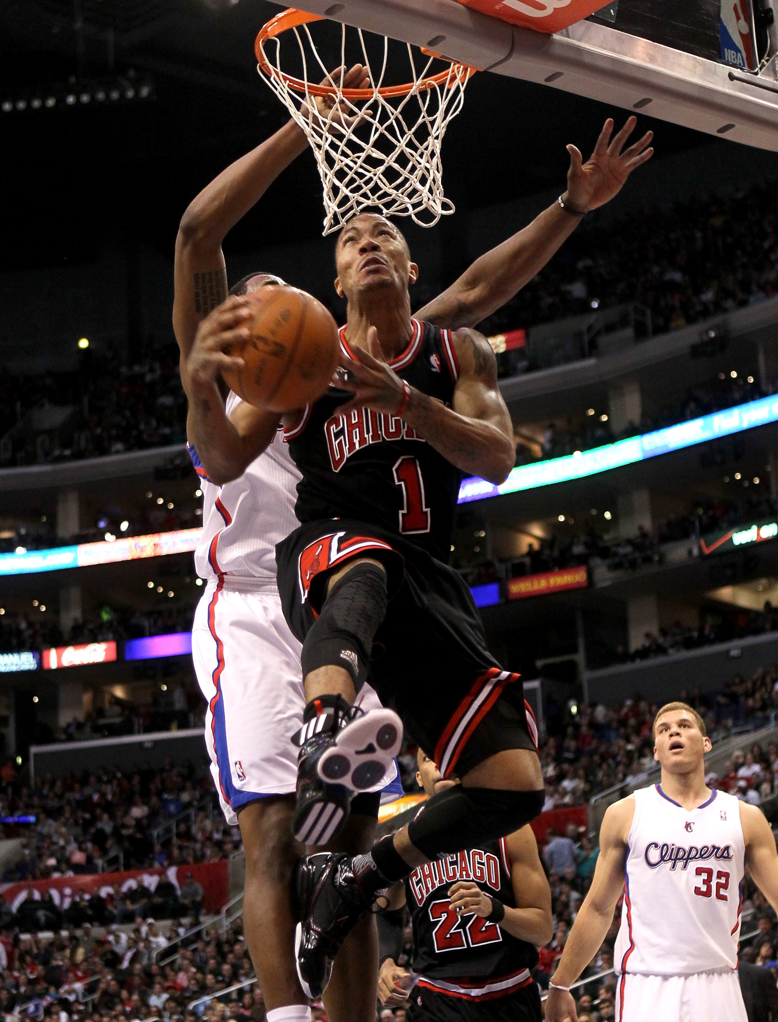 LOS ANGELES, CA - FEBRUARY 02:  Derrick Rose #1 of the Chicago Bulls goes up for a shot against the Los Angeles Clippers at Staples Center on February 2, 2011  in Los Angeles, California.  NOTE TO USER: User expressly acknowledges and agrees that, by down
