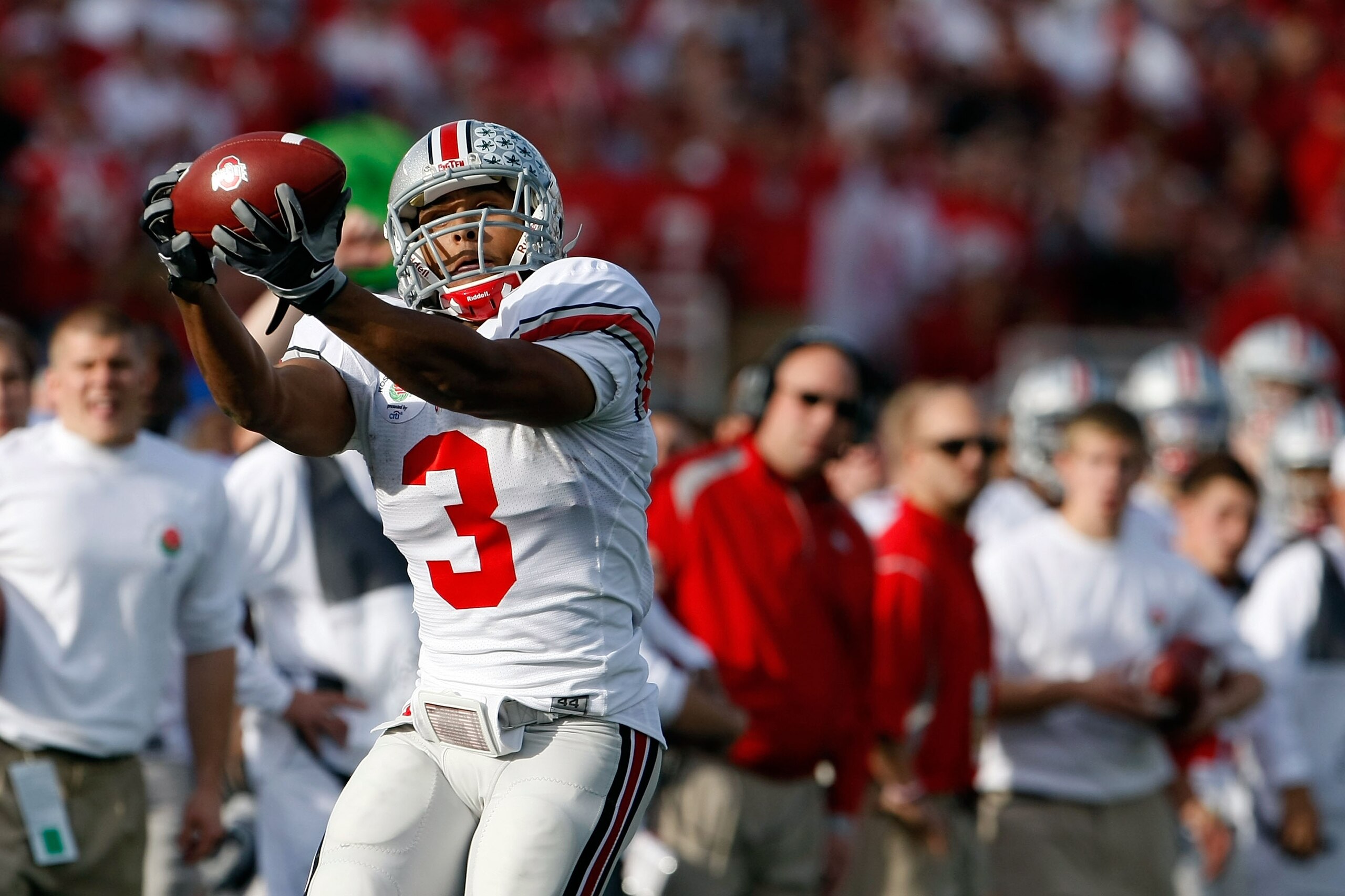 PASADENA, CA - JANUARY 01:  Running back Brandon Saine #3 of the Ohio State Buckeyes makes a 46-yard catch against the Oregon Ducks at the 96th Rose Bowl game on January 1, 2010 in Pasadena, California.  (Photo by Jeff Gross/Getty Images)