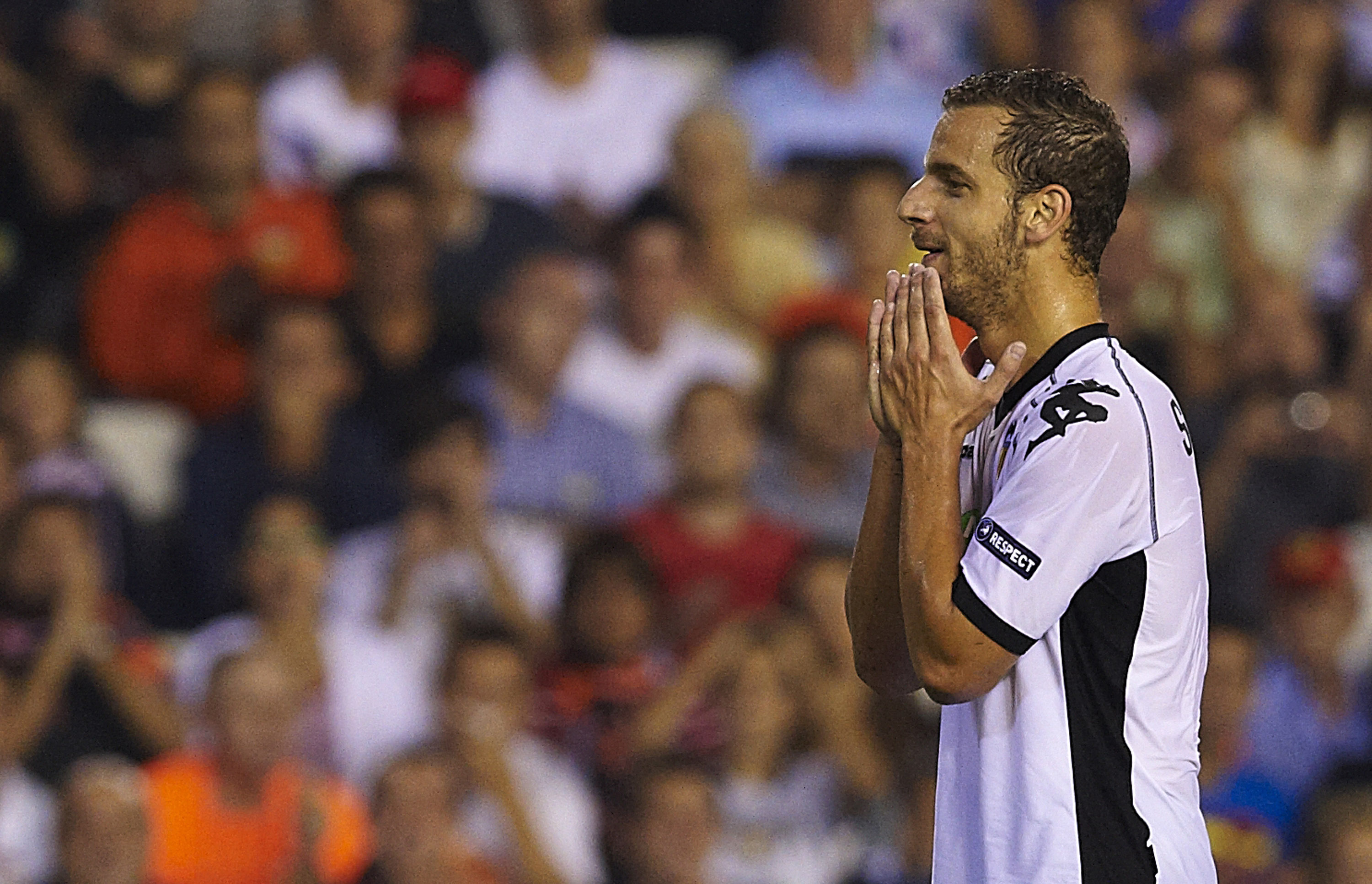 VALENCIA, SPAIN - SEPTEMBER 29: Roberto Soldado of Valencia reacts during the UEFA Champions League group C match between Valencia and Manchester United on September 29, 2010 in Valencia, Spain.Manchester United won 1-0. (Photo by Manuel Queimadelos Alo