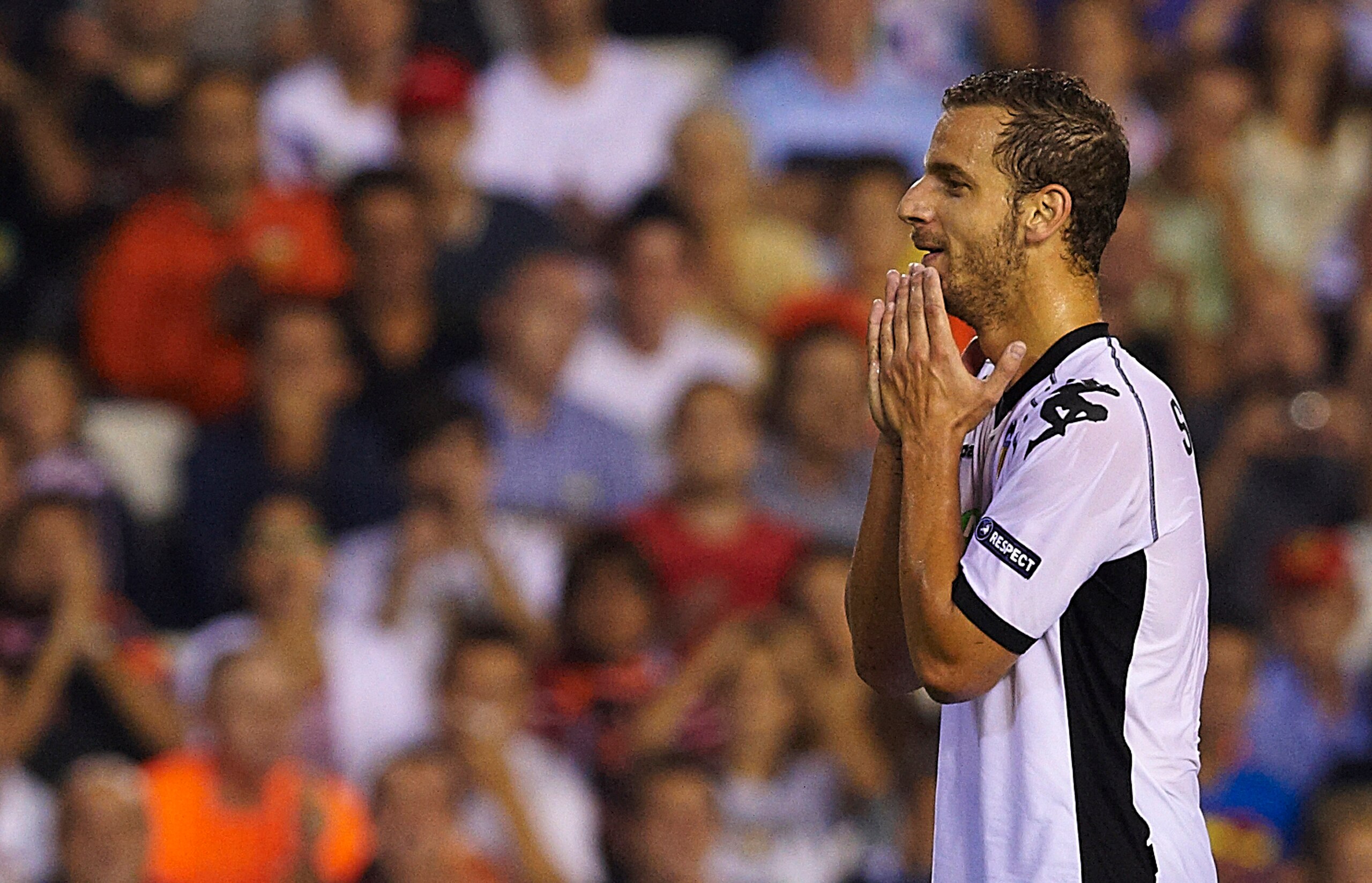 VALENCIA, SPAIN - SEPTEMBER 29:  Roberto Soldado of Valencia reacts during the UEFA Champions League group C match between Valencia and Manchester United on September 29, 2010 in Valencia, Spain.Manchester United won 1-0.  (Photo by Manuel Queimadelos Alo