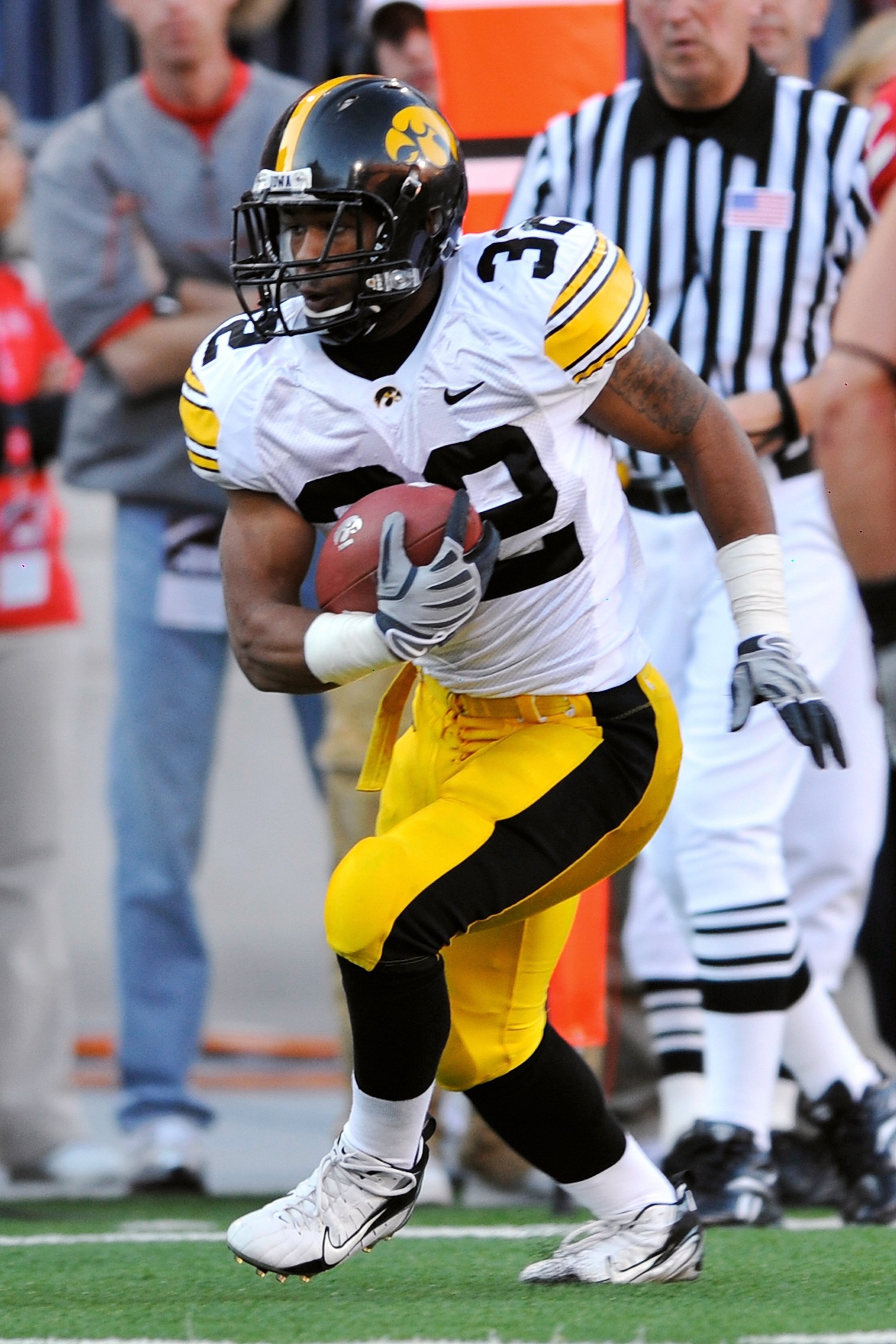 COLUMBUS, OH - NOVEMBER 14:  Running back Adam Robinson #32 of the Iowa Hawkeyes runs with the ball against the Ohio State Buckeyes at Ohio Stadium on November 14, 2009 in Columbus, Ohio.  (Photo by Jamie Sabau/Getty Images)