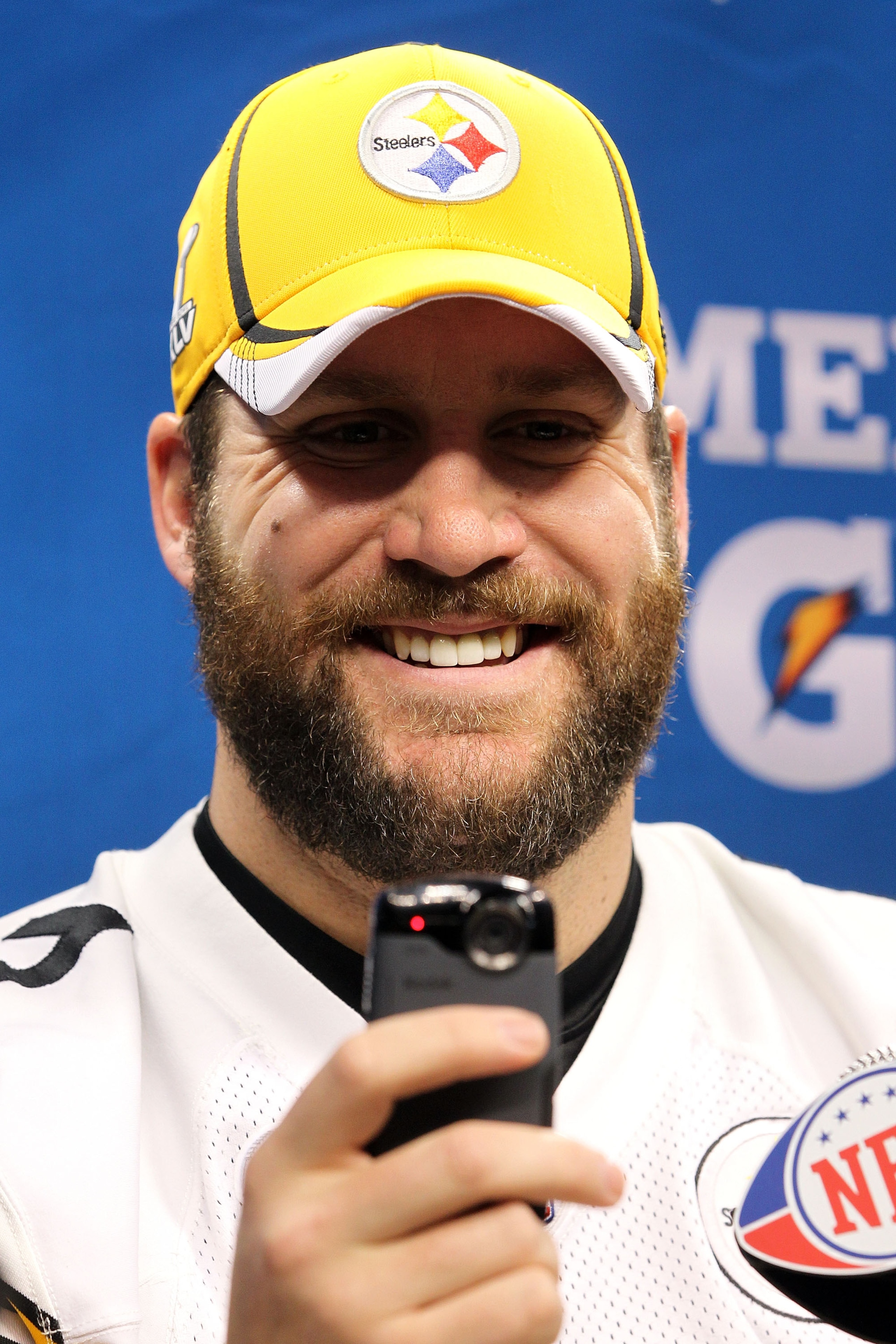 ARLINGTON, TX - FEBRUARY 01:  Quarterback Ben Roethlisberger #7 of the Pittsburgh Steelers uses his phone as he is up on the pdium during Super Bowl XLV Media Day ahead of Super Bowl XLV at Cowboys Stadium on February 1, 2011 in Arlington, Texas. The Pitt
