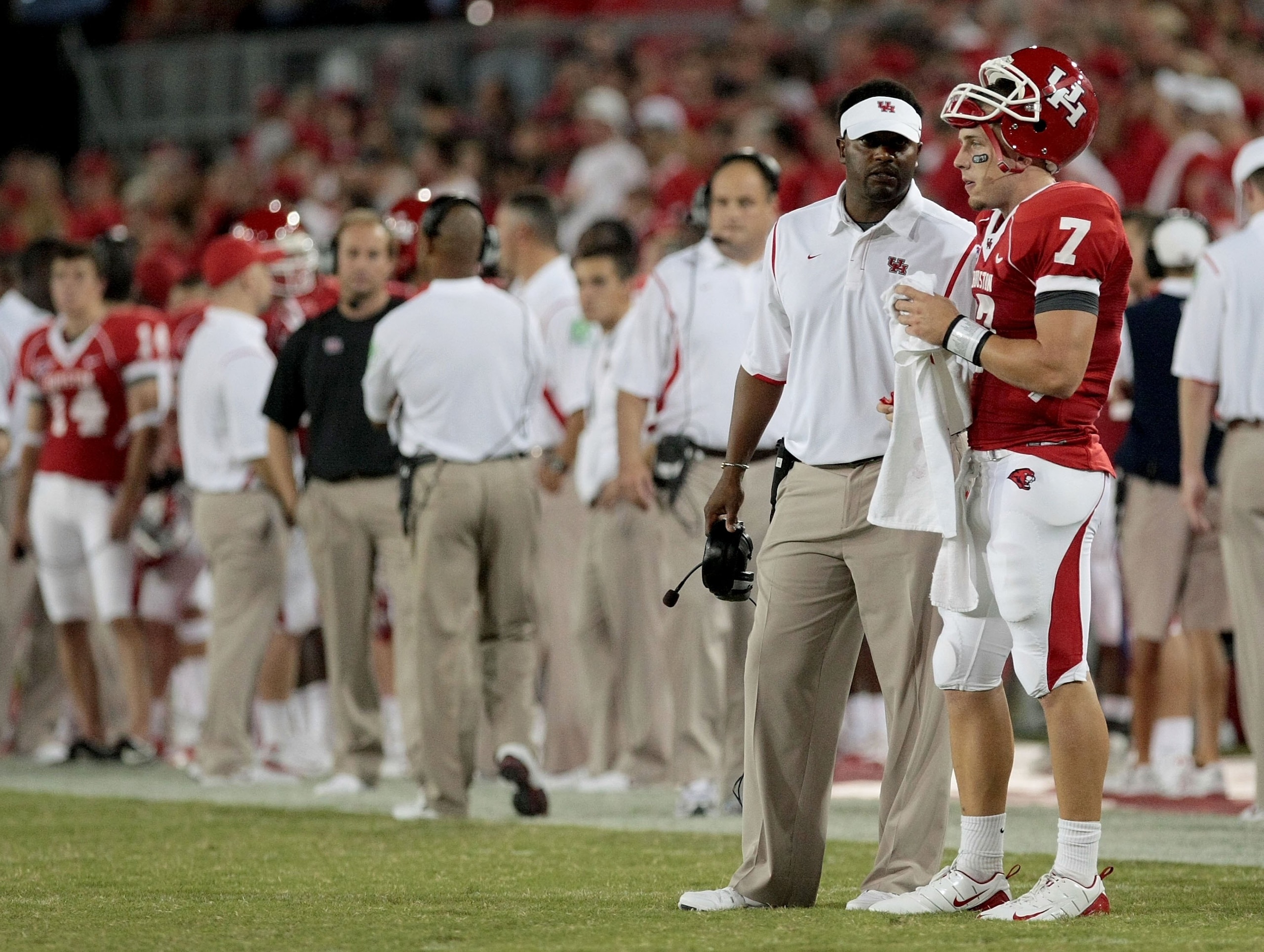 HOUSTON - SEPTEMBER 26:  Head coach Kevin Sumlin and quarterback Case Keenum #7 of the Houston Cougars talks during a timeout while UH plays against the Texas Tech Red Raiders at Robertson Stadium on September 26, 2009 in Houston, Texas.  (Photo by Thomas