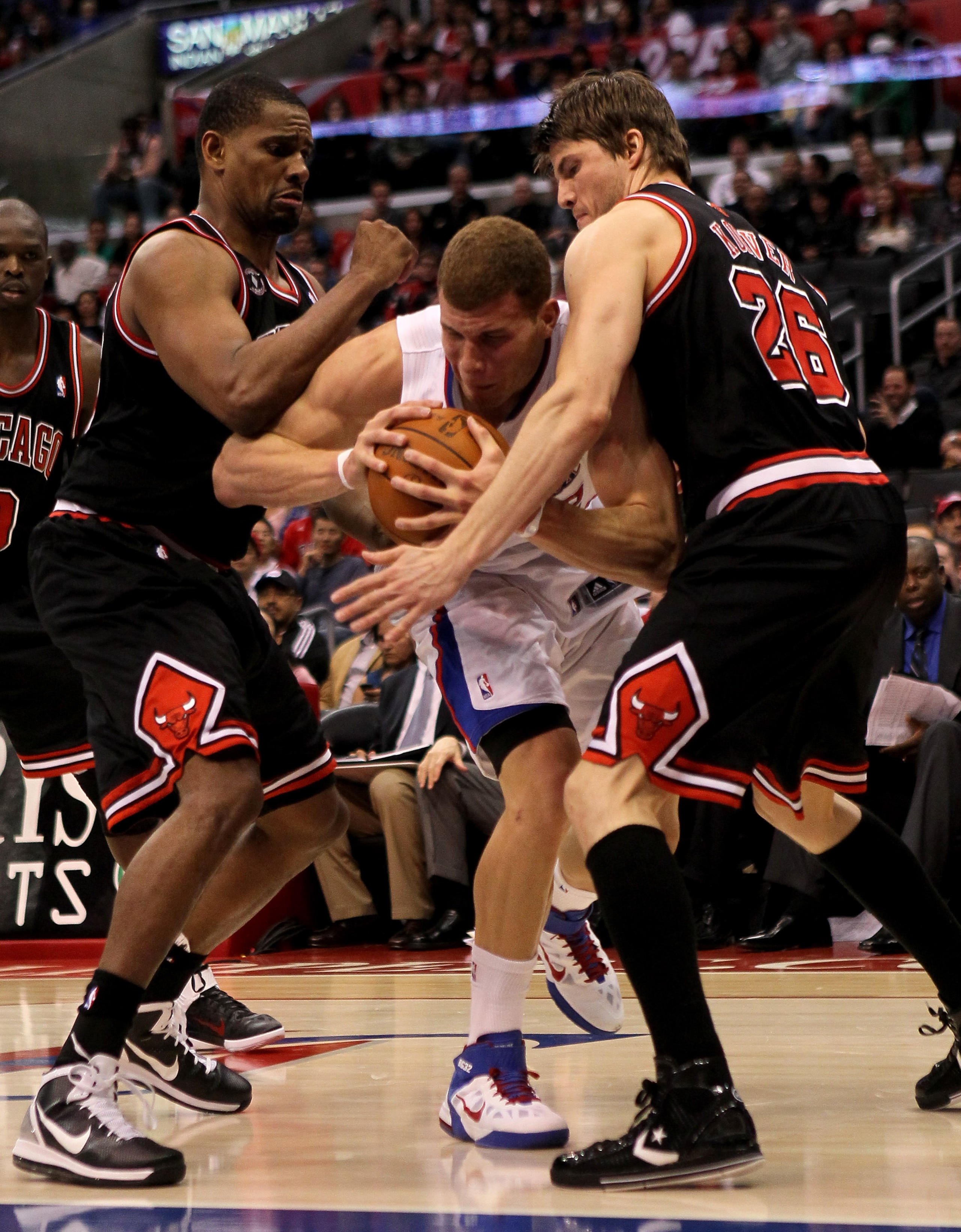 LOS ANGELES, CA - FEBRUARY 02:  Blake Griffin #32 of the Los Angeles Clippers battles to control the ball between  Kurt Thomas #40 and Kylle Korver #26 of the Chicago Bulls at Staples Center on February 2, 2011  in Los Angeles, California. The Bulls won 1