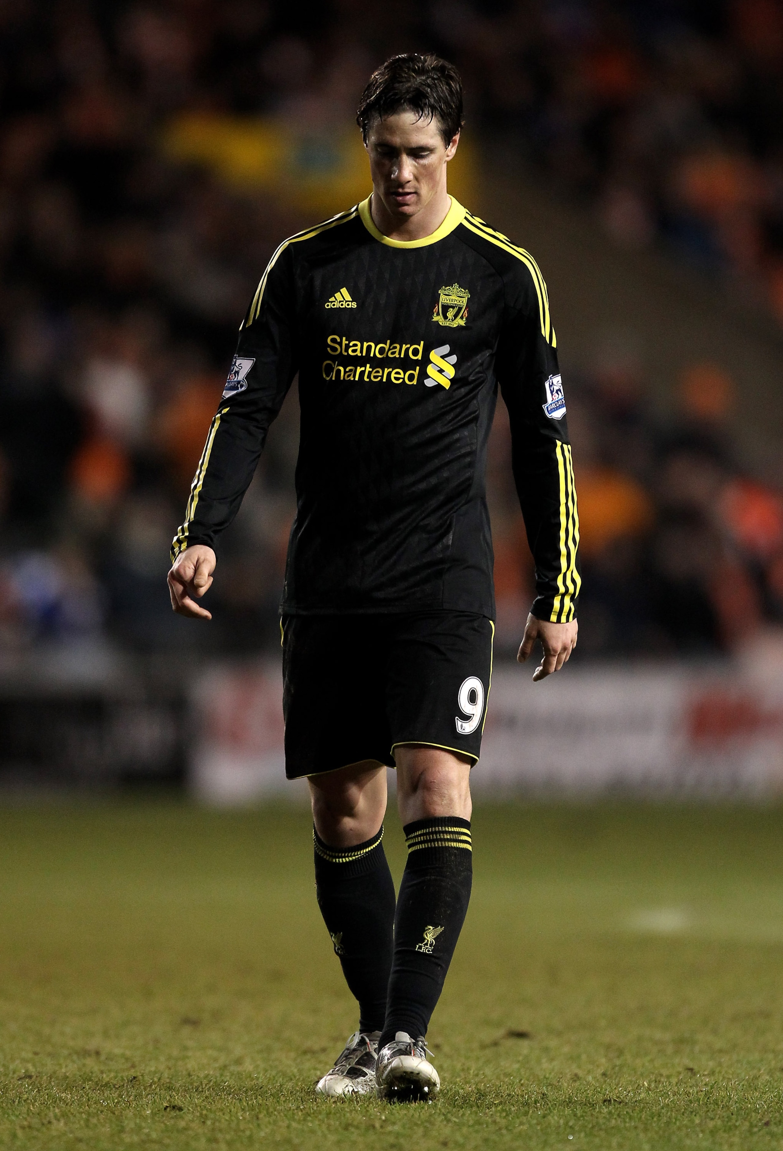 BLACKPOOL, ENGLAND - JANUARY 12:  Fernando Torres of Liverpool looks dejected during the Barclays Premier League match between Blackpool and Liverpool at Bloomfield Road on January 12, 2011 in Blackpool, England. (Photo by Alex Livesey/Getty Images)