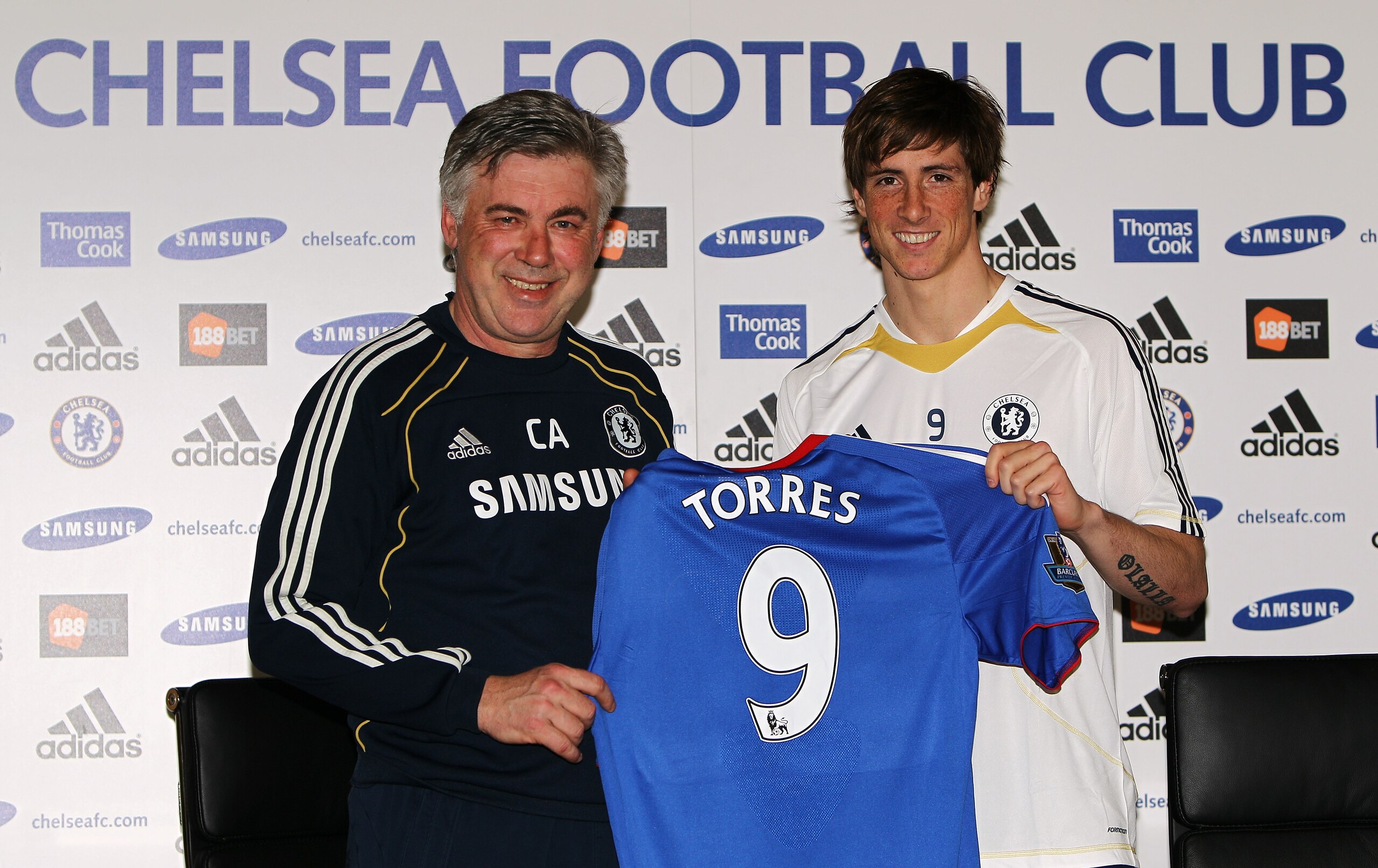 COBHAM, ENGLAND - FEBRUARY 04:  Manager Carlo Ancelotti (L) and Fernando Torres pose for the media at the Chelsea Press Conference on February 4, 2011 in Cobham, England.  (Photo by Dean Mouhtaropoulos/Getty Images)