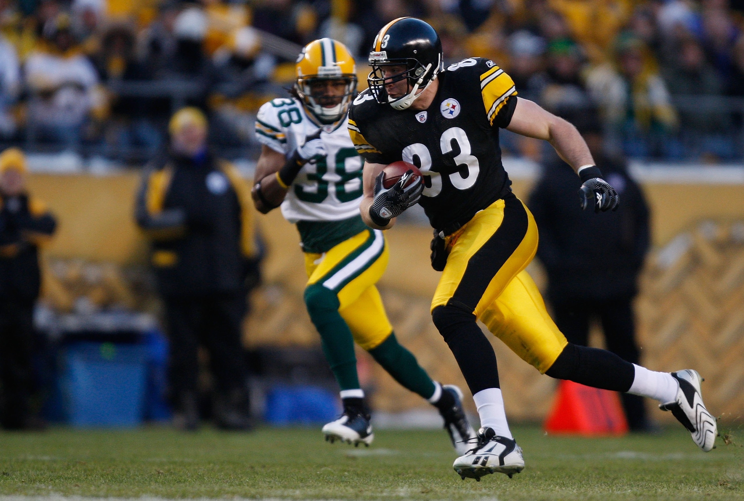 PITTSBURGH - DECEMBER 20: Heath Miller #83 of the Pittsburgh Steelers runs with the ball from Tramon Williams #38 of the Green Bay Packers during the game on December 20, 2009 at Heinz Field in Pittsburgh, Pennsylvania. (Photo by Jared Wickerham/Getty Ima