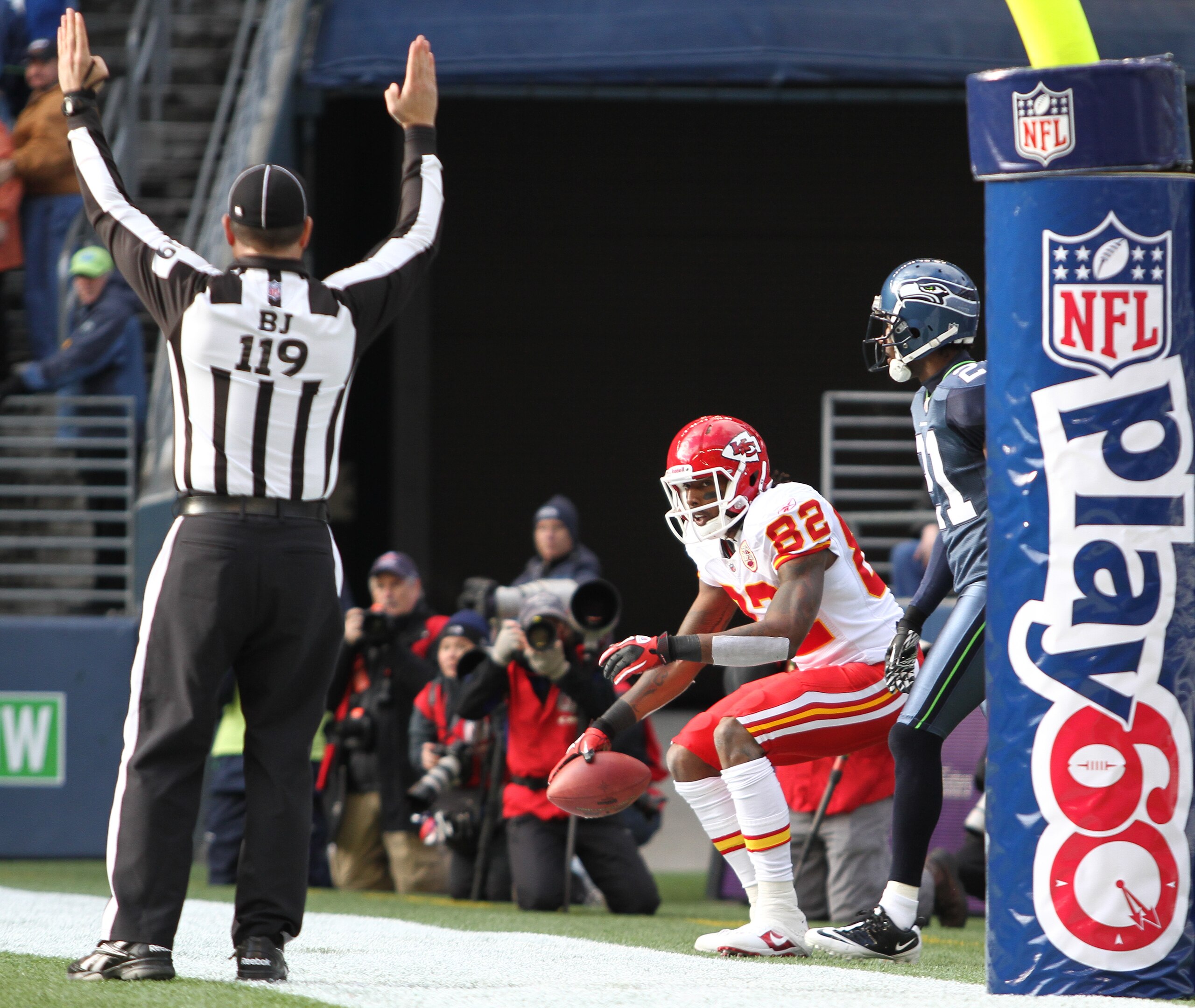 SEATTLE, WA - NOVEMBER 28:  Wide receiver Dwayne Bowe #82 of the Kansas City Chiefs looks at the referee after scoring his first touchdown against Kelly Jennings #21 of the Seattle Seahawks at Qwest Field on November 28, 2010 in Seattle, Washington. (Phot