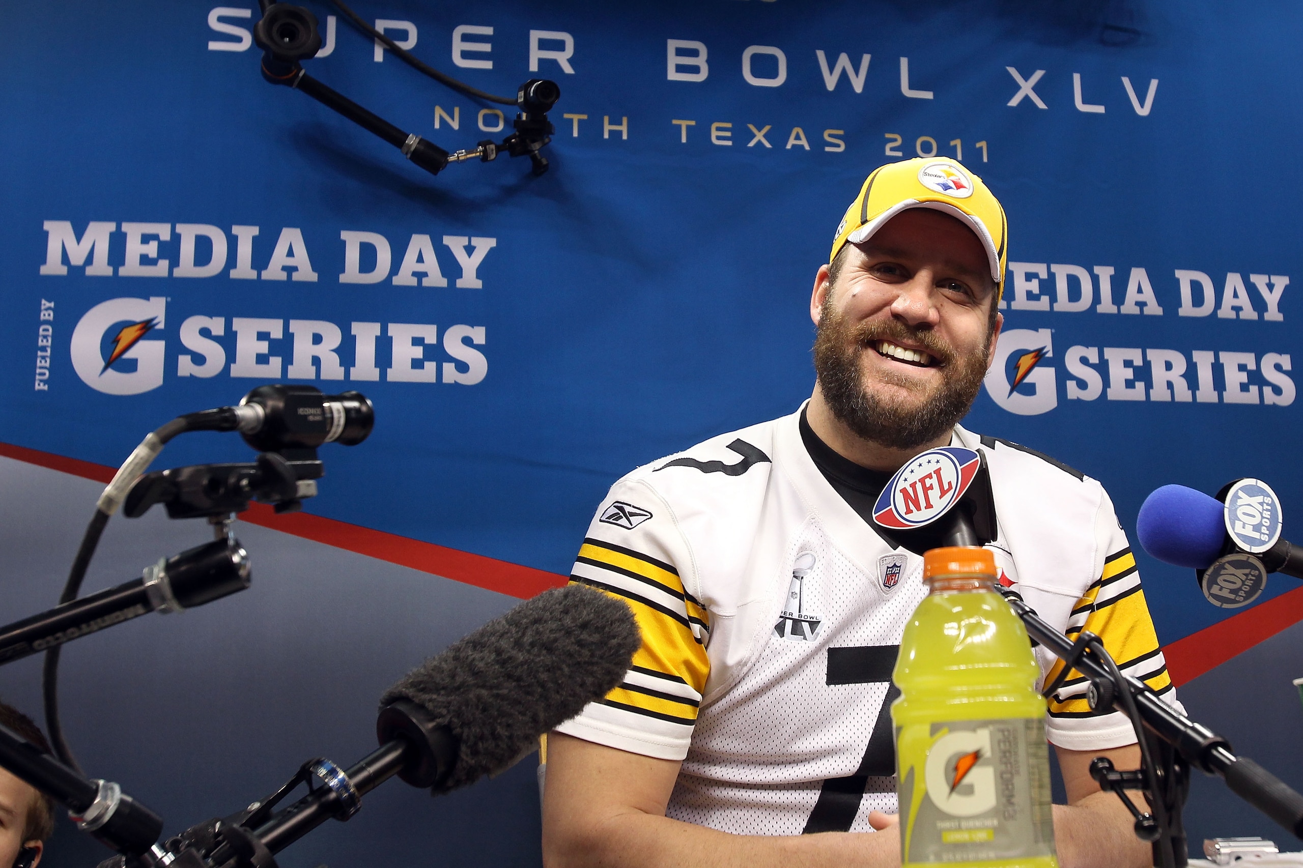 ARLINGTON, TX - FEBRUARY 01: Quarterback Ben Roethlisberger #7 of the Pittsburgh Steelers uses his phone as he is up on the pdium during Super Bowl XLV Media Day ahead of Super Bowl XLV at Cowboys Stadium on February 1, 2011 in Arlington, Texas. The Pitt ARLINGTON, TX - FEBRUARY 01: Quarterback Ben Roethlisberger #7 of the Pittsburgh Steelers uses his phone as he is up on the pdium during Super Bowl XLV Media Day ahead of Super Bowl XLV at Cowboys Stadium on February 1, 2011 in Arlington, Texas. The Pitt