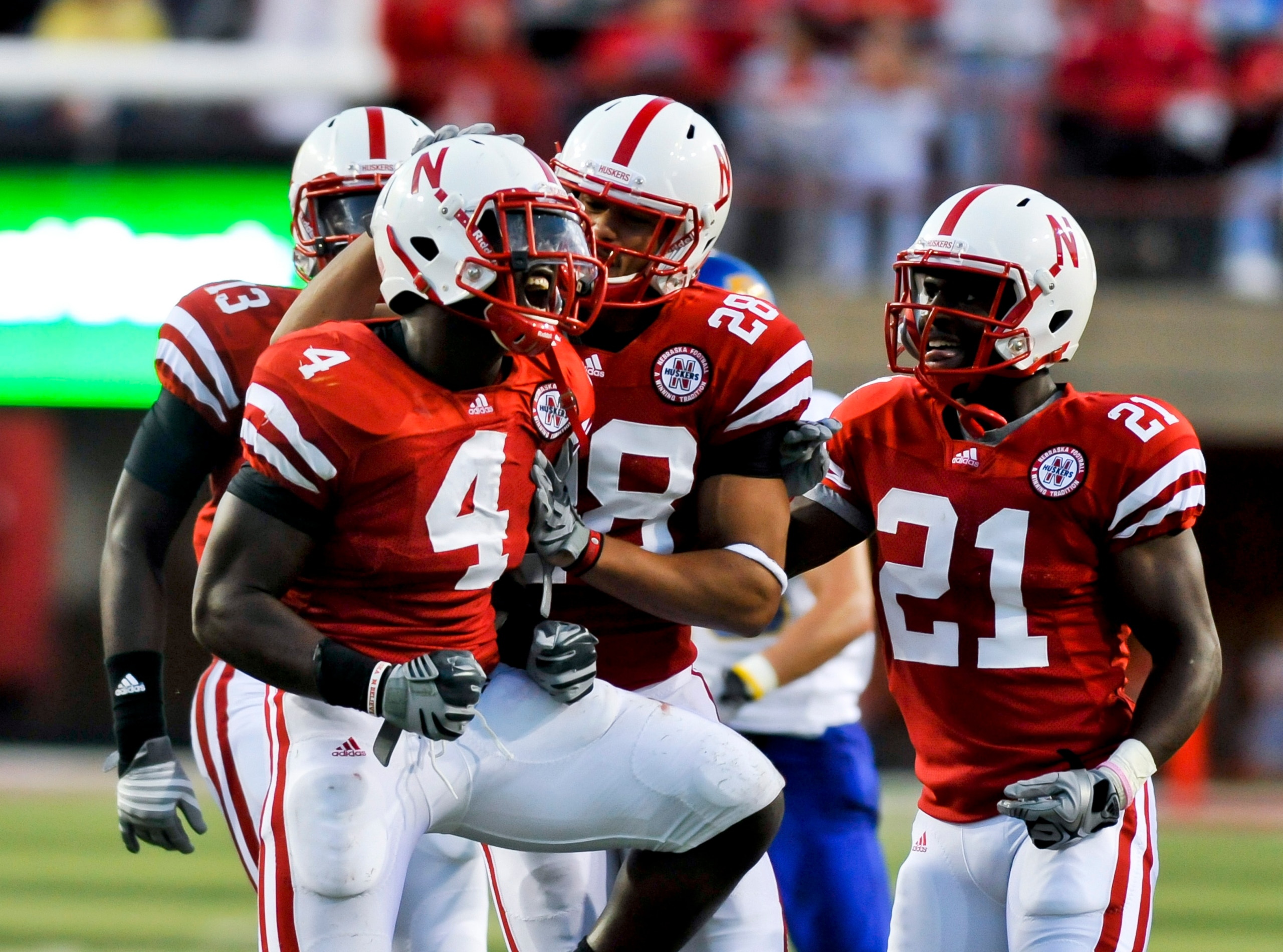 LINCOLN, NEBRASKA - SEPTEMBER 25: Nebraska Cornhuskers linebacker Lavonte David #4 celebrates a tackle with his teammates  defensive back Eric Hagg #28 and Nebraska cornerback Prince Amukamara #21 during their game at Memorial Stadium on September 25, 201