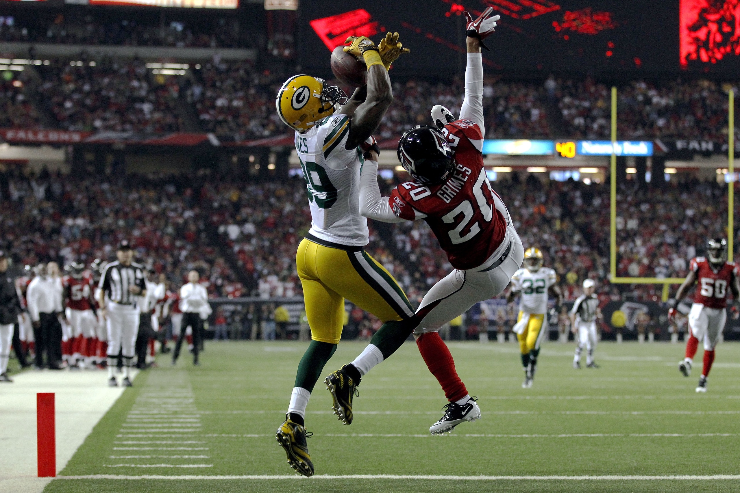 ATLANTA, GA - JANUARY 15:  James Jones #89 of the Green Bay Packers scores a 20-yard touchdown reception in the second quarter against Brent Grimes #20 of the Atlanta Falcons during their 2011 NFC divisional playoff game at Georgia Dome on January 15, 201