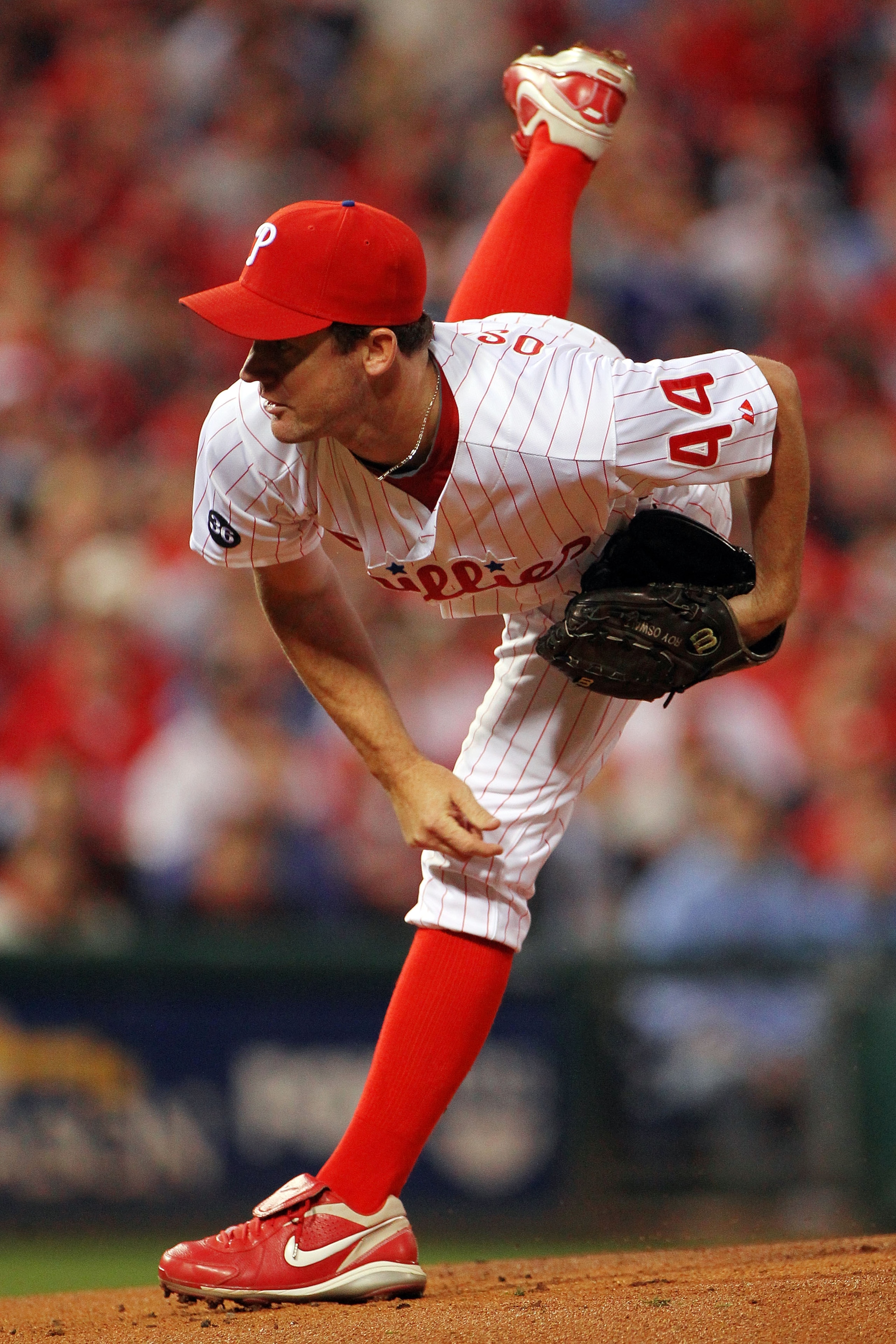 PHILADELPHIA - OCTOBER 23:  Roy Oswalt #44 of the Philadelphia Phillies pitches against the San Francisco Giants in Game Six of the NLCS during the 2010 MLB Playoffs at Citizens Bank Park on October 23, 2010 in Philadelphia, Pennsylvania.  (Photo by Doug