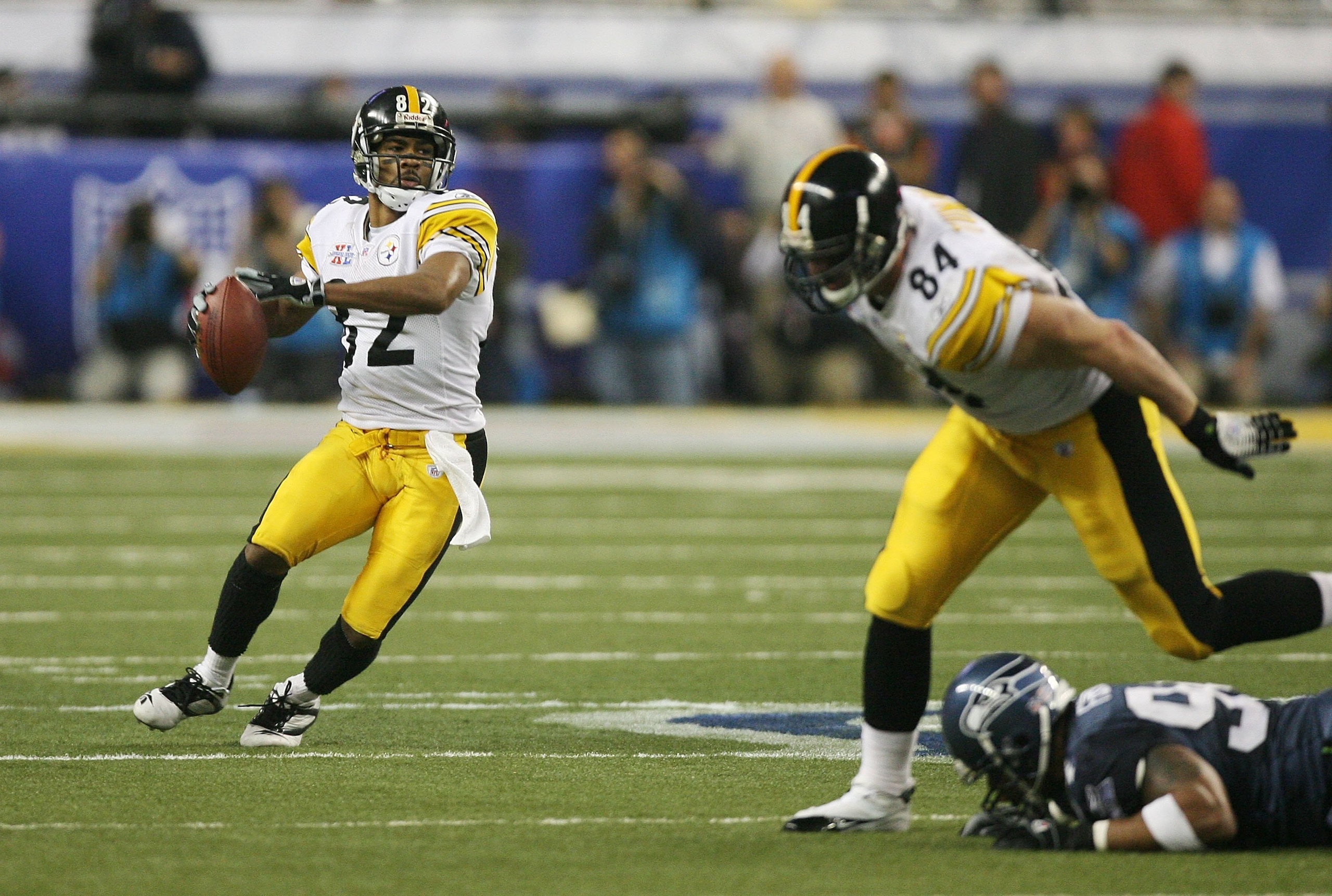 DETROIT - FEBRUARY 05:  Wide receiver Antwaan Randle El #82 sets to throw a touchdown pass to wide receiver Hines Ward #86 of the Pittsburgh Steelers in the fourth quarter against the Seattle Seahawks in Super Bowl XL at Ford Field on February 5, 2006 in