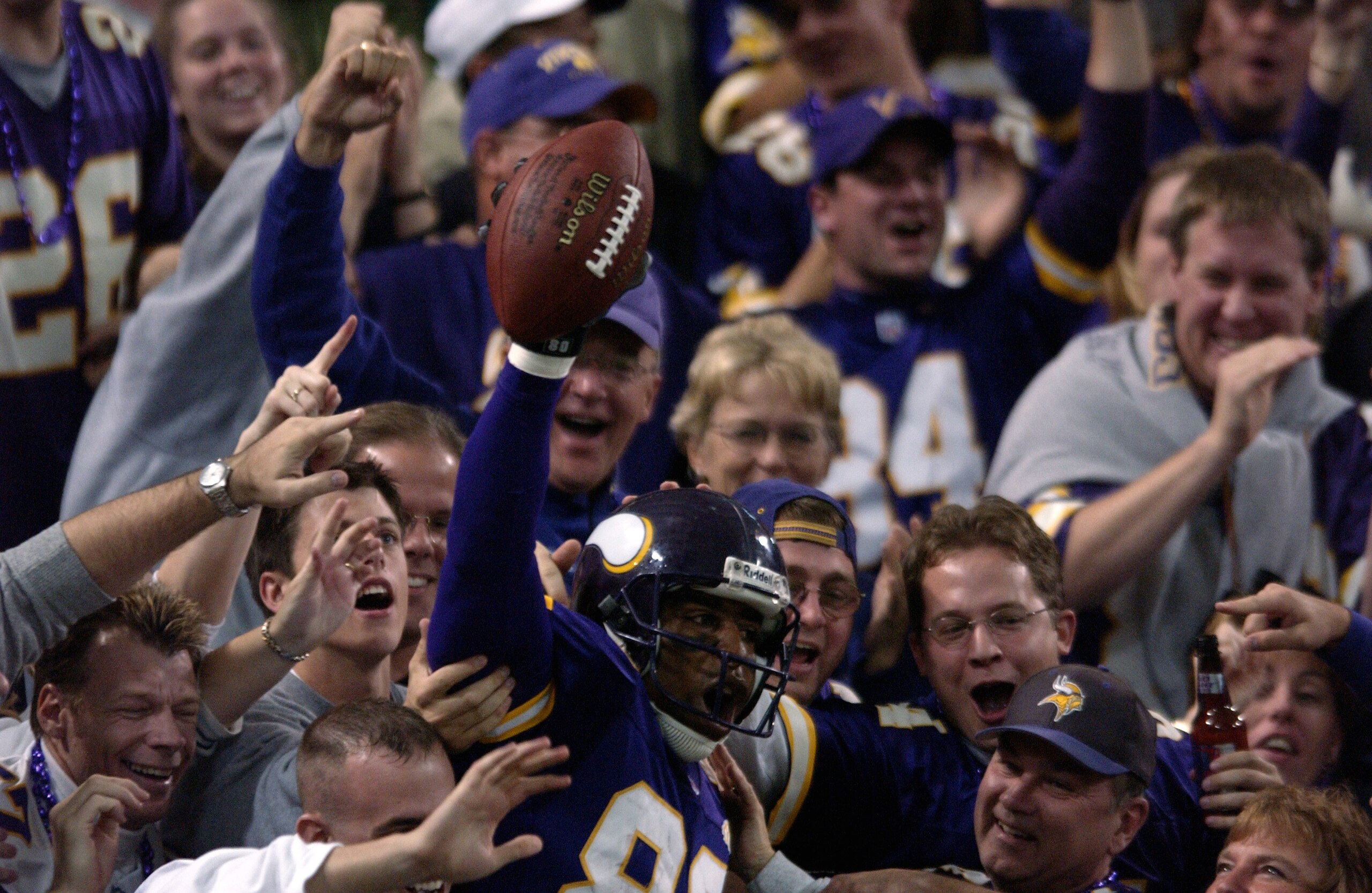21 Oct 2001:  Cris Carter of the Minnesota Vikings celebrates a touchdown against the Green Bay Packers during the game at the Hubert H. Humphrey Metrodome in Minneapolis, Minnesota . The Vikings won 35-13. DIGITAL IMAGE. Mandatory Credit: Elsa/Allsport