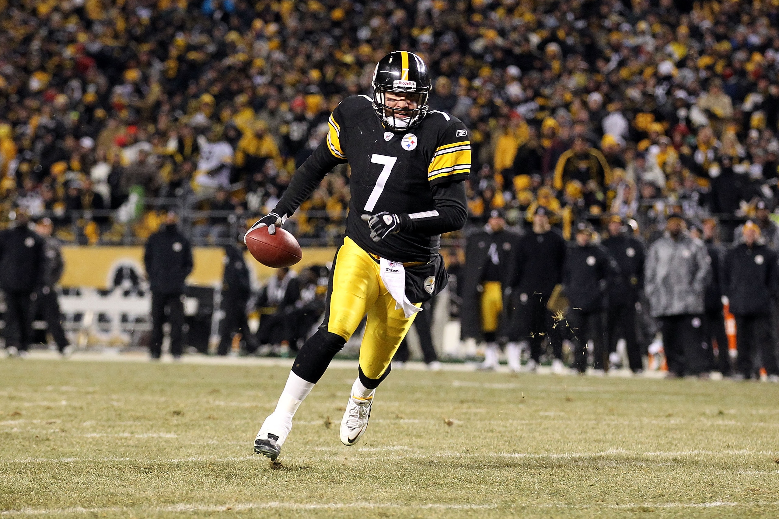 PITTSBURGH, PA - JANUARY 23:  Ben Roethlisberger #7 of the Pittsburgh Steelers runs for a second quarter touchdown against the New York Jets during the 2011 AFC Championship game at Heinz Field on January 23, 2011 in Pittsburgh, Pennsylvania. The Steelers