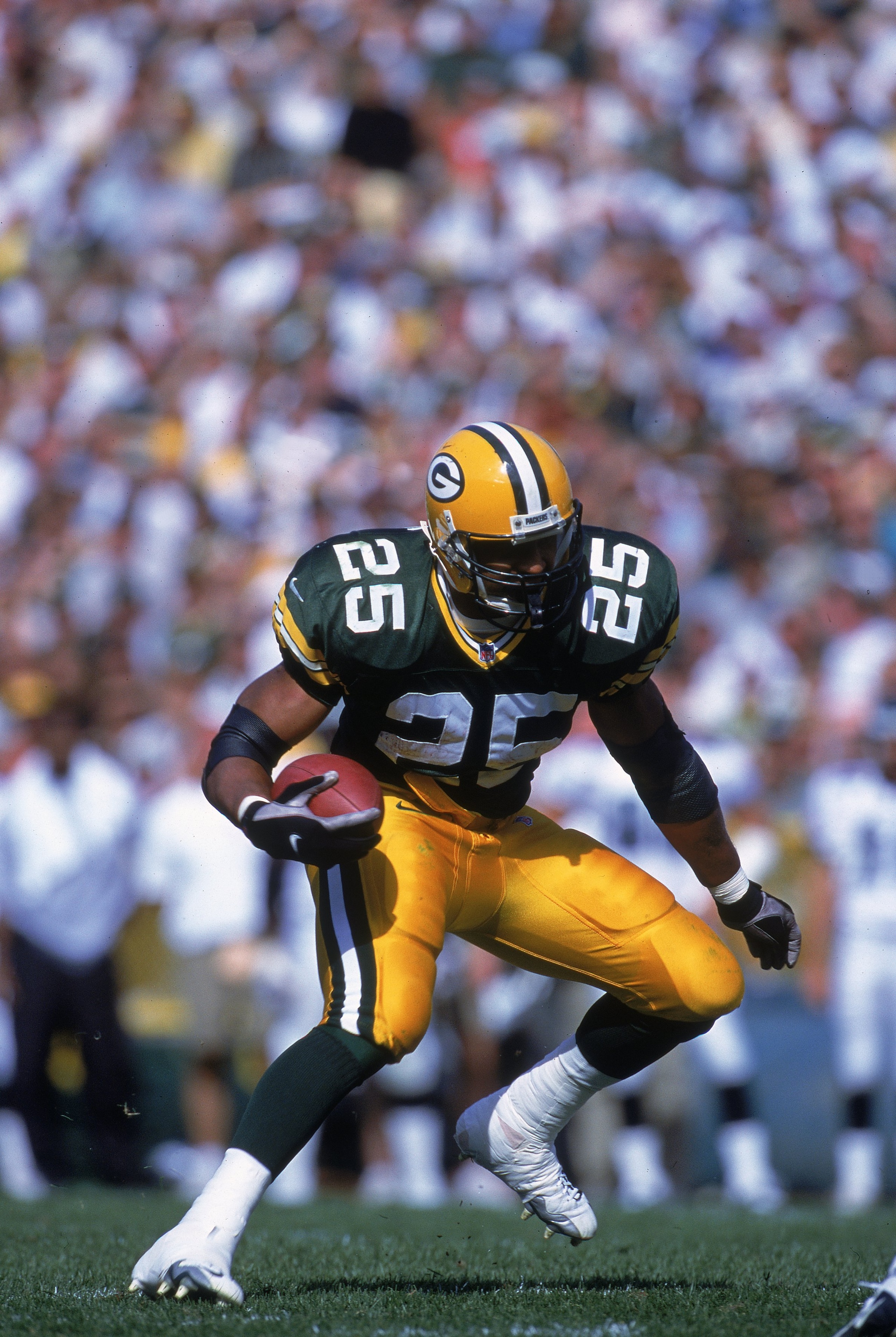 17 Sep 2000:  Dorsey Levens #25 of the Green Bay Packers moves with the ball during the game against the Philadelphia Eagles at Lambeau Field in Green Bay, Wisconsin. The Packers defeated the Eagles 6-3.Mandatory Credit: Tom Hauck  /Allsport