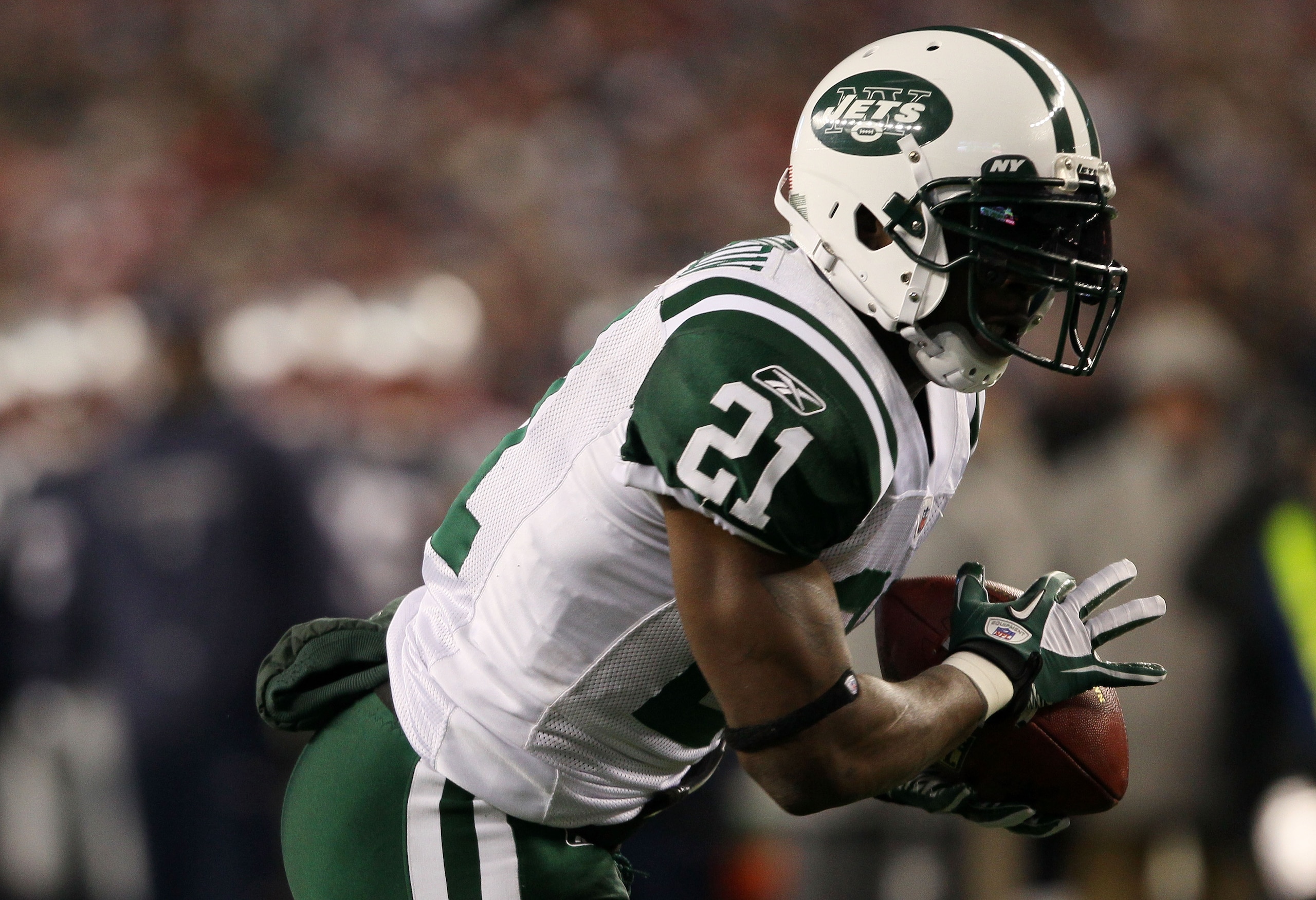 FOXBORO, MA - JANUARY 16: Running back LaDainian Tomlinson #21 of the New York Jets runs with the ball against the New England Patriots during their 2011 AFC divisional playoff game at Gillette Stadium on January 16, 2011 in Foxboro, Massachusetts. (Pho FOXBORO, MA - JANUARY 16: Running back LaDainian Tomlinson #21 of the New York Jets runs with the ball against the New England Patriots during their 2011 AFC divisional playoff game at Gillette Stadium on January 16, 2011 in Foxboro, Massachusetts. (Pho