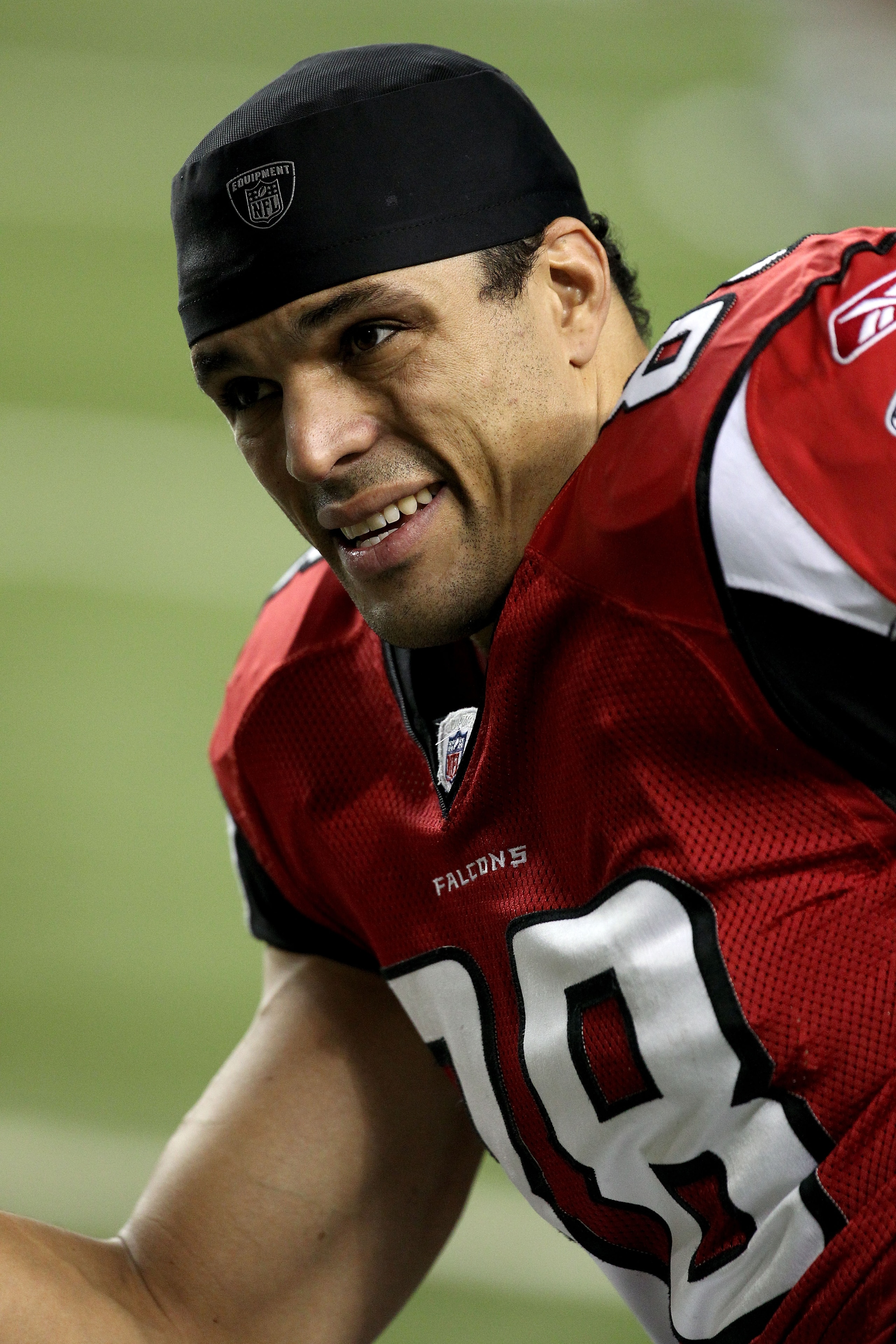 ATLANTA, GA - JANUARY 15: Tony Gonzalez #88 of the Atlanta Falcons looks on during warm ups against the Green Bay Packers during their 2011 NFC divisional playoff game at Georgia Dome on January 15, 2011 in Atlanta, Georgia. (Photo by Streeter Lecka/Get ATLANTA, GA - JANUARY 15: Tony Gonzalez #88 of the Atlanta Falcons looks on during warm ups against the Green Bay Packers during their 2011 NFC divisional playoff game at Georgia Dome on January 15, 2011 in Atlanta, Georgia. (Photo by Streeter Lecka/Get