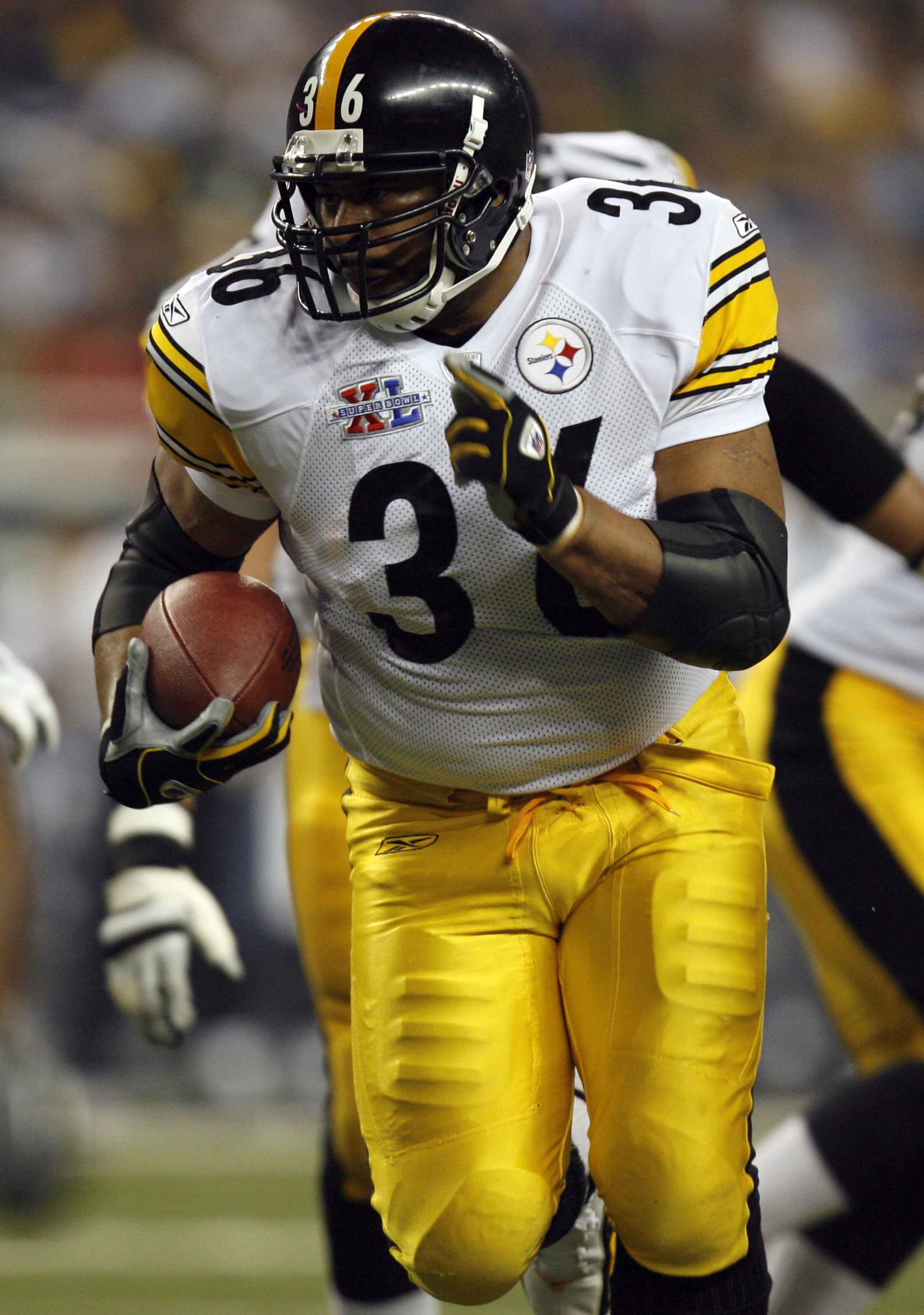 Running back Jerome Bettis of the Pittsburgh Steelers looks for