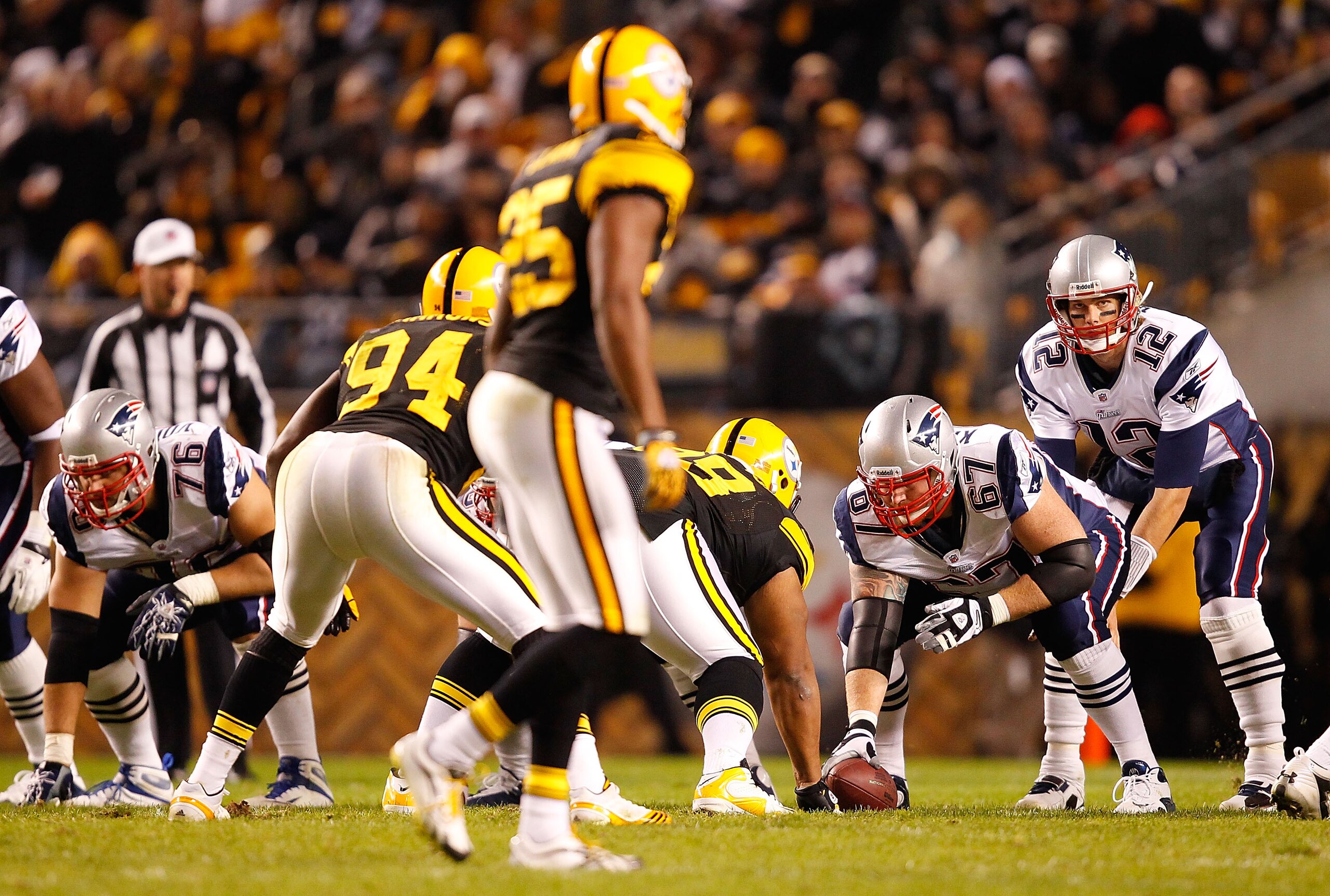 PITTSBURGH, PA - NOVEMBER 14: Tom Brady #12 of the New England Patriots checks out the defensive formation during the game against the Pittsburgh Steelers on November 14, 2010 at Heinz Field in Pittsburgh, Pennsylvania. (Photo by Jared Wickerham/Getty I PITTSBURGH, PA - NOVEMBER 14: Tom Brady #12 of the New England Patriots checks out the defensive formation during the game against the Pittsburgh Steelers on November 14, 2010 at Heinz Field in Pittsburgh, Pennsylvania. (Photo by Jared Wickerham/Getty I