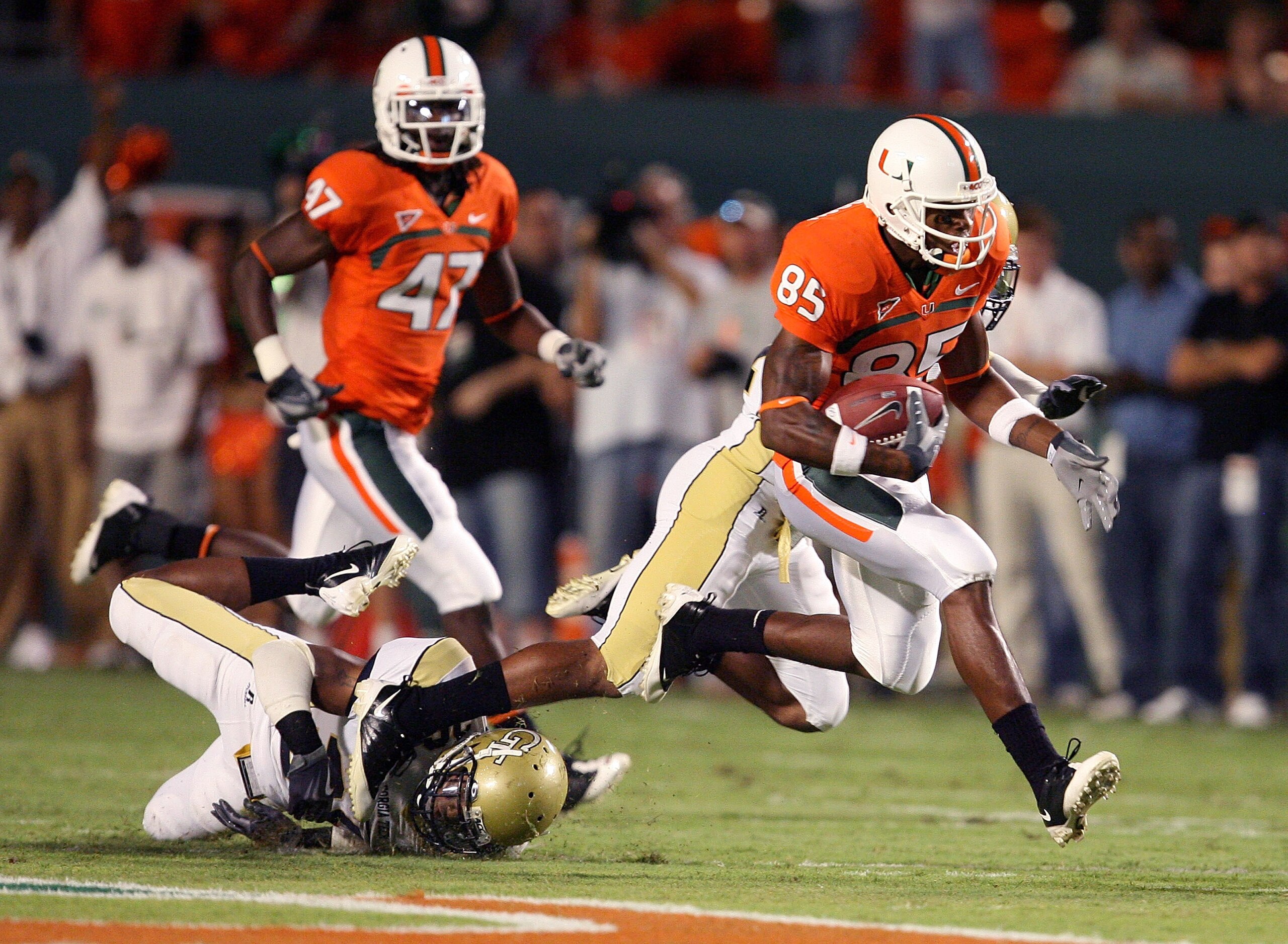 FORT LAUDERDALE, FL - SEPTEMBER 17: Wide receiver Leonard Hankerson #85 of the Miami Hurricanes breaks away for a big gain against Georgia Tech Yellow Jackets at Land Shark Stadium on September 17, 2009 in Fort Lauderdale, Florida. (Photo by Doug Benc/G FORT LAUDERDALE, FL - SEPTEMBER 17: Wide receiver Leonard Hankerson #85 of the Miami Hurricanes breaks away for a big gain against Georgia Tech Yellow Jackets at Land Shark Stadium on September 17, 2009 in Fort Lauderdale, Florida. (Photo by Doug Benc/G
