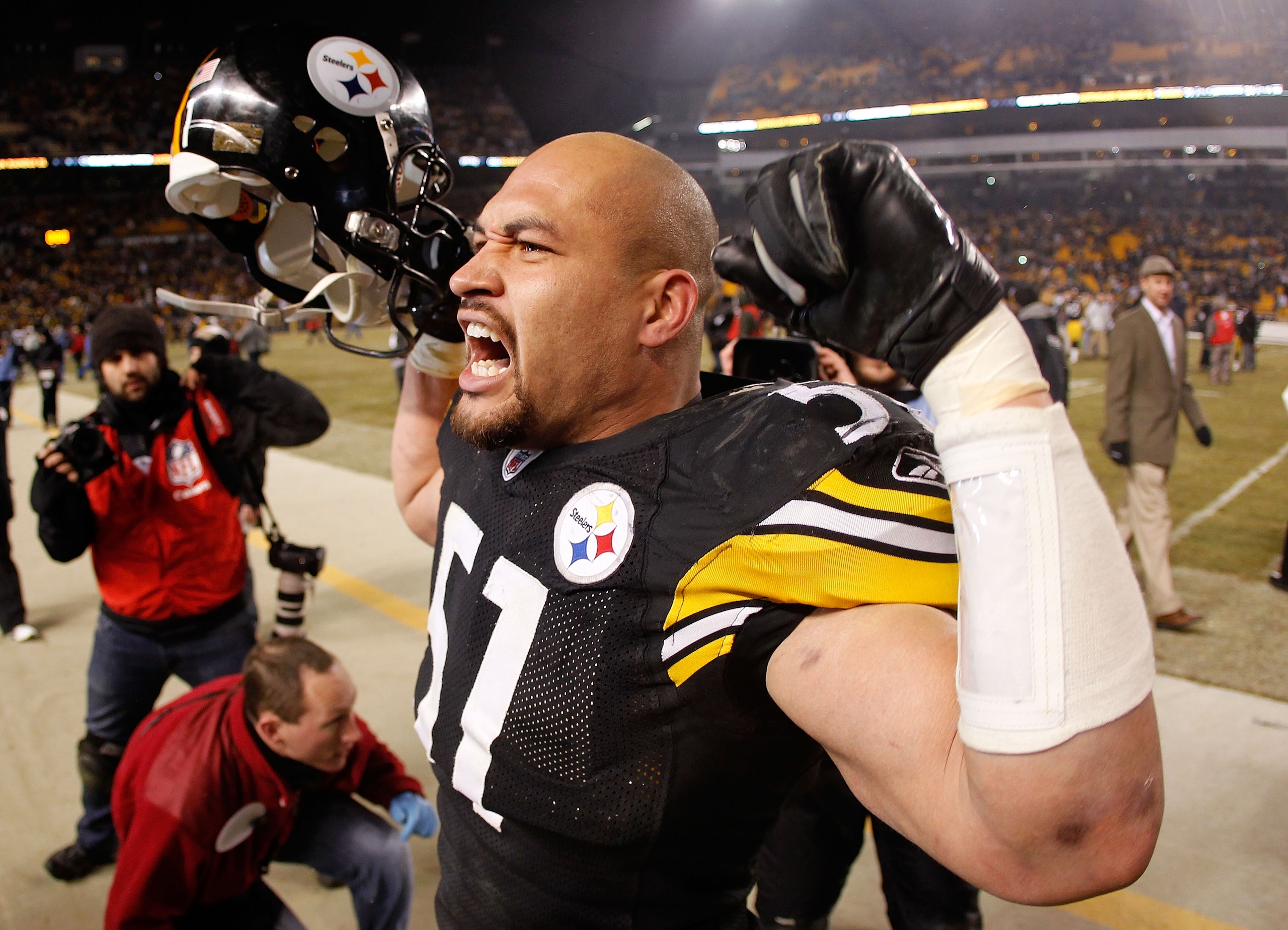 PITTSBURGH, PA - JANUARY 15: Linebacker James Farrior #51 of the Pittsburgh Steelers celebrates after defeating the Baltimore Ravens 31-24 in the AFC Divisional Playoff Game at Heinz Field on January 15, 2011 in Pittsburgh, Pennsylvania. (Photo by Grego PITTSBURGH, PA - JANUARY 15: Linebacker James Farrior #51 of the Pittsburgh Steelers celebrates after defeating the Baltimore Ravens 31-24 in the AFC Divisional Playoff Game at Heinz Field on January 15, 2011 in Pittsburgh, Pennsylvania. (Photo by Grego