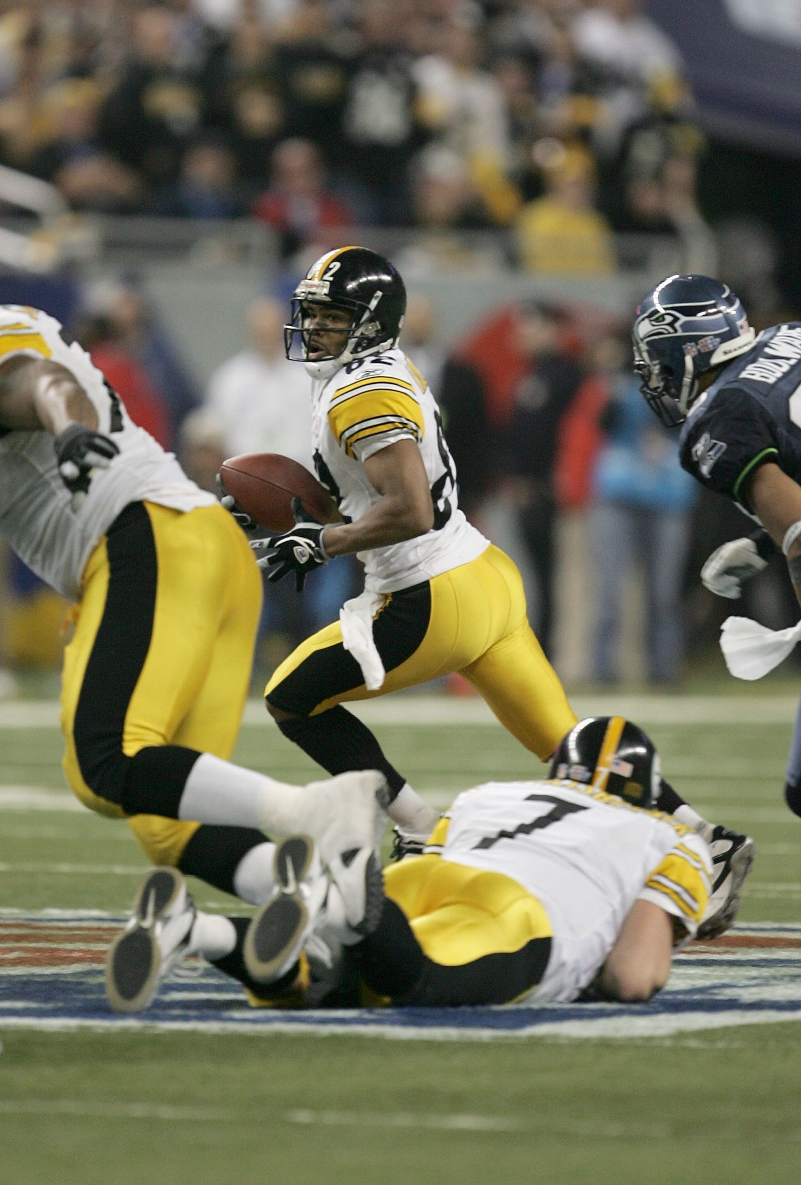 DETROIT - FEBRUARY 05: Wide receiver Antwaan Randle El #82 scrambles to throw a touchdown pass to wide receiver Hines Ward #86 of the Pittsburgh Steelers in the fourth quarter against the Seattle Seahawks in Super Bowl XL at Ford Field on February 5, 200 DETROIT - FEBRUARY 05: Wide receiver Antwaan Randle El #82 scrambles to throw a touchdown pass to wide receiver Hines Ward #86 of the Pittsburgh Steelers in the fourth quarter against the Seattle Seahawks in Super Bowl XL at Ford Field on February 5, 200