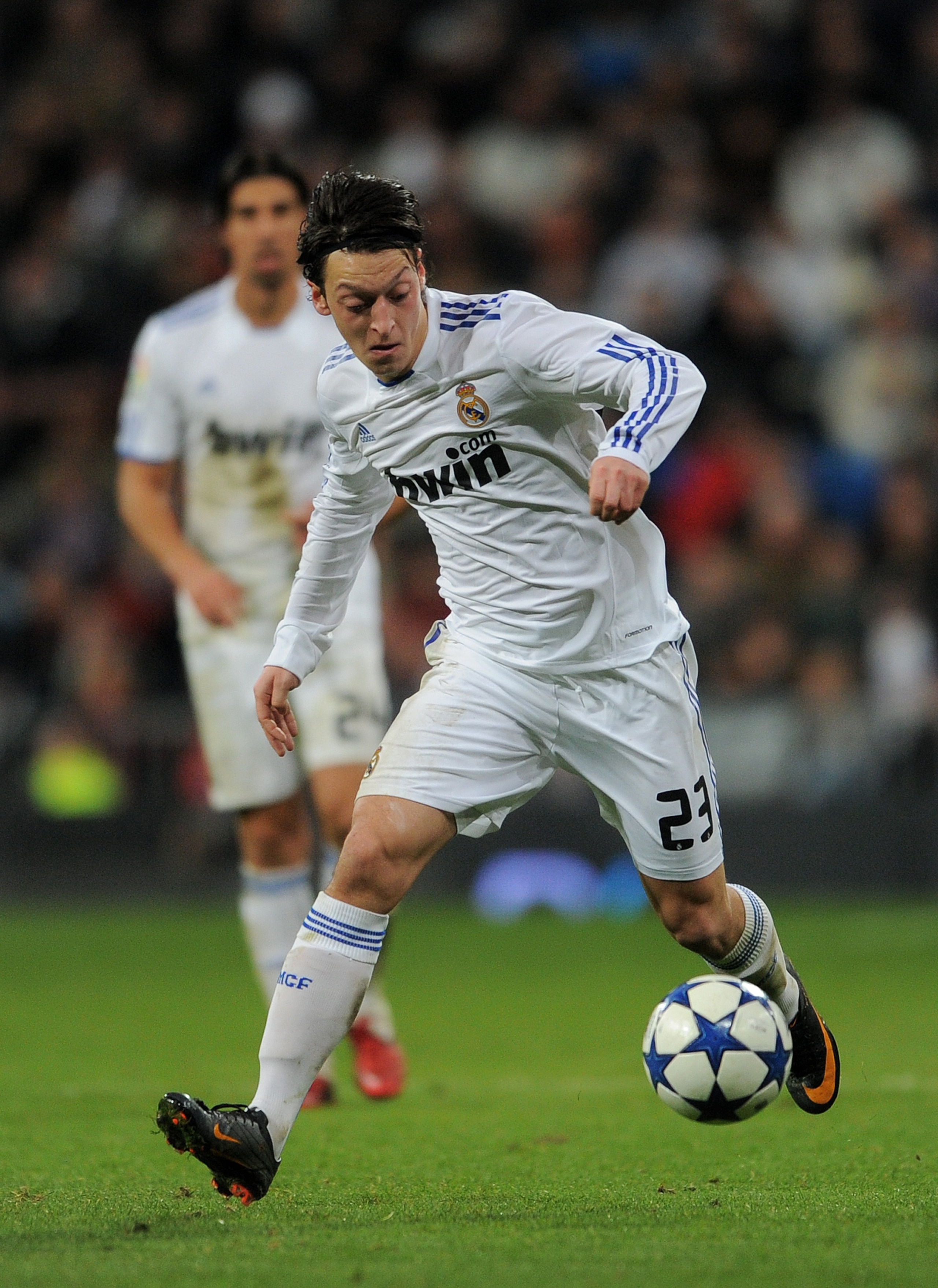 MADRID, SPAIN - FEBRUARY 02:  Mesut Ozil of Real Madrid controls the ball during the semi-final Copa del Rey second leg match between Real Madrid and Sevilla at Estadio Santiago Bernabeu on February 2, 2011 in Madrid, Spain.  (Photo by Jasper Juinen/Getty