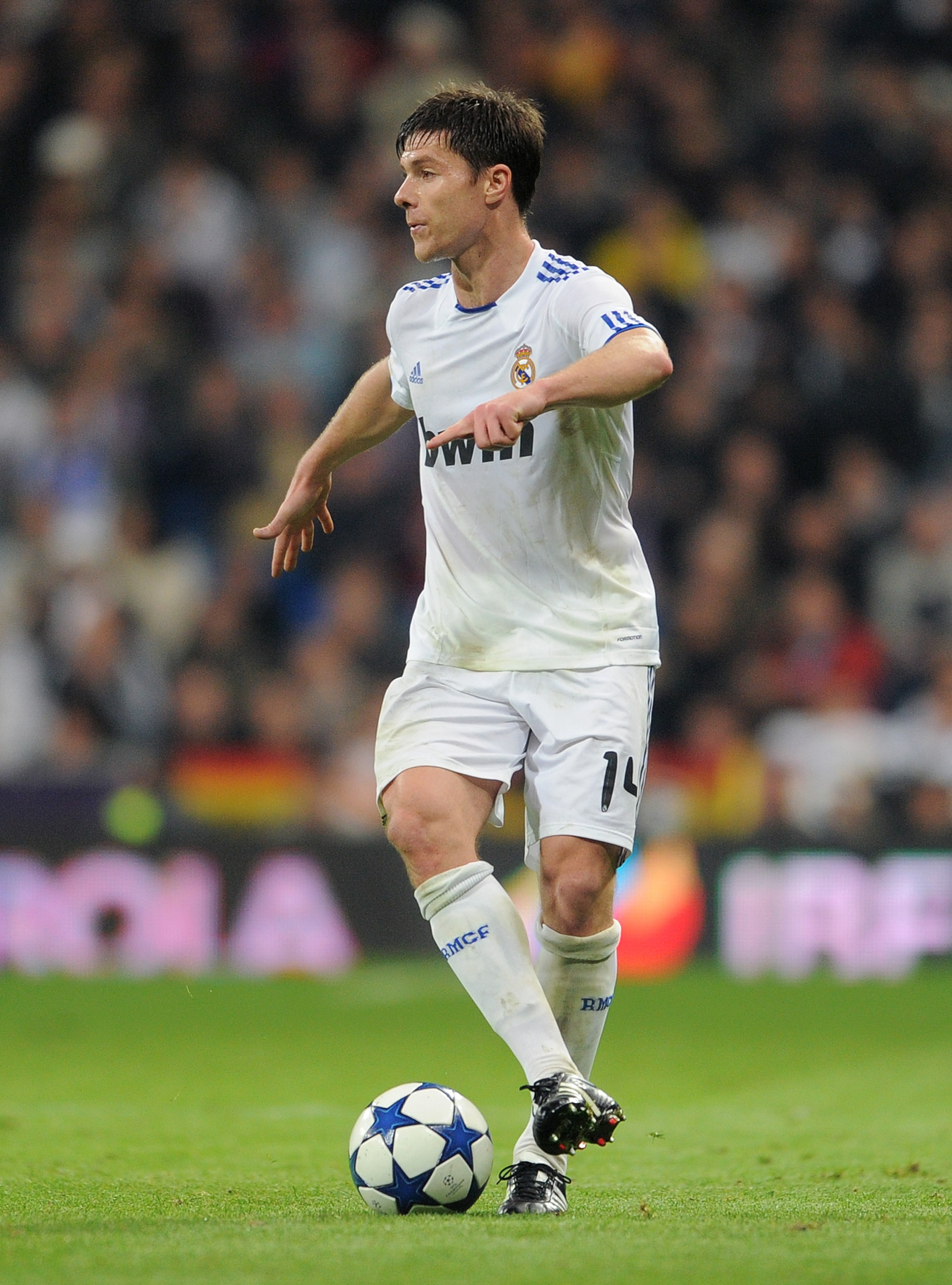 MADRID, SPAIN - JANUARY 13:  Xabi Alonso of Real Madrid controls the ball during the quarter-final Copa del Rey first leg match between Real Madrid and Atletico Madrid at Estadio Santiago Bernabeu on January 13, 2011 in Madrid, Spain.  (Photo by Jasper Ju