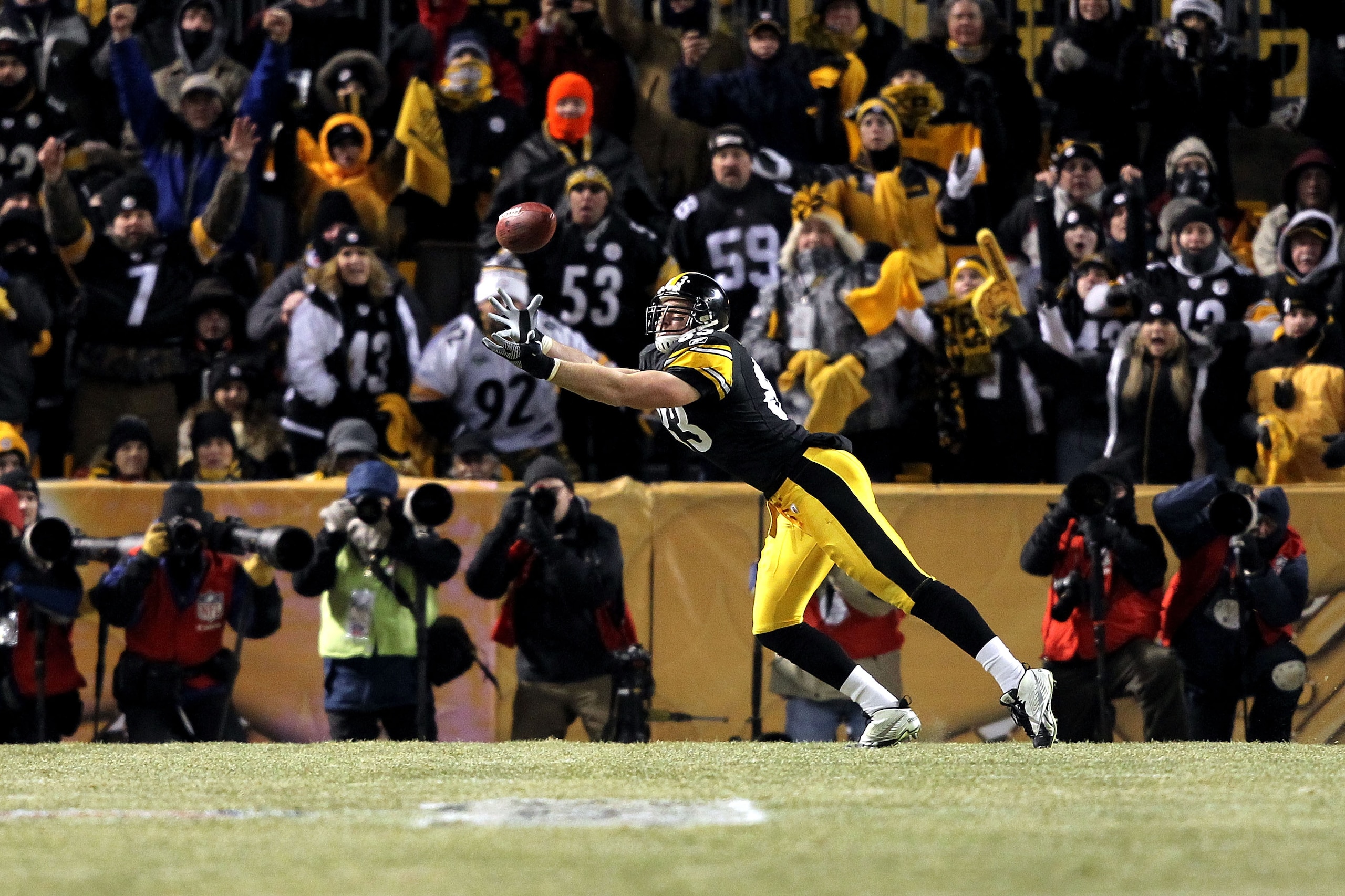 PITTSBURGH, PA - JANUARY 23:  Heath Miller #83 of the Pittsburgh Steelers catches a pass ruled incomplete against the New York Jets during the 2011 AFC Championship game at Heinz Field on January 23, 2011 in Pittsburgh, Pennsylvania. The play was ove turn