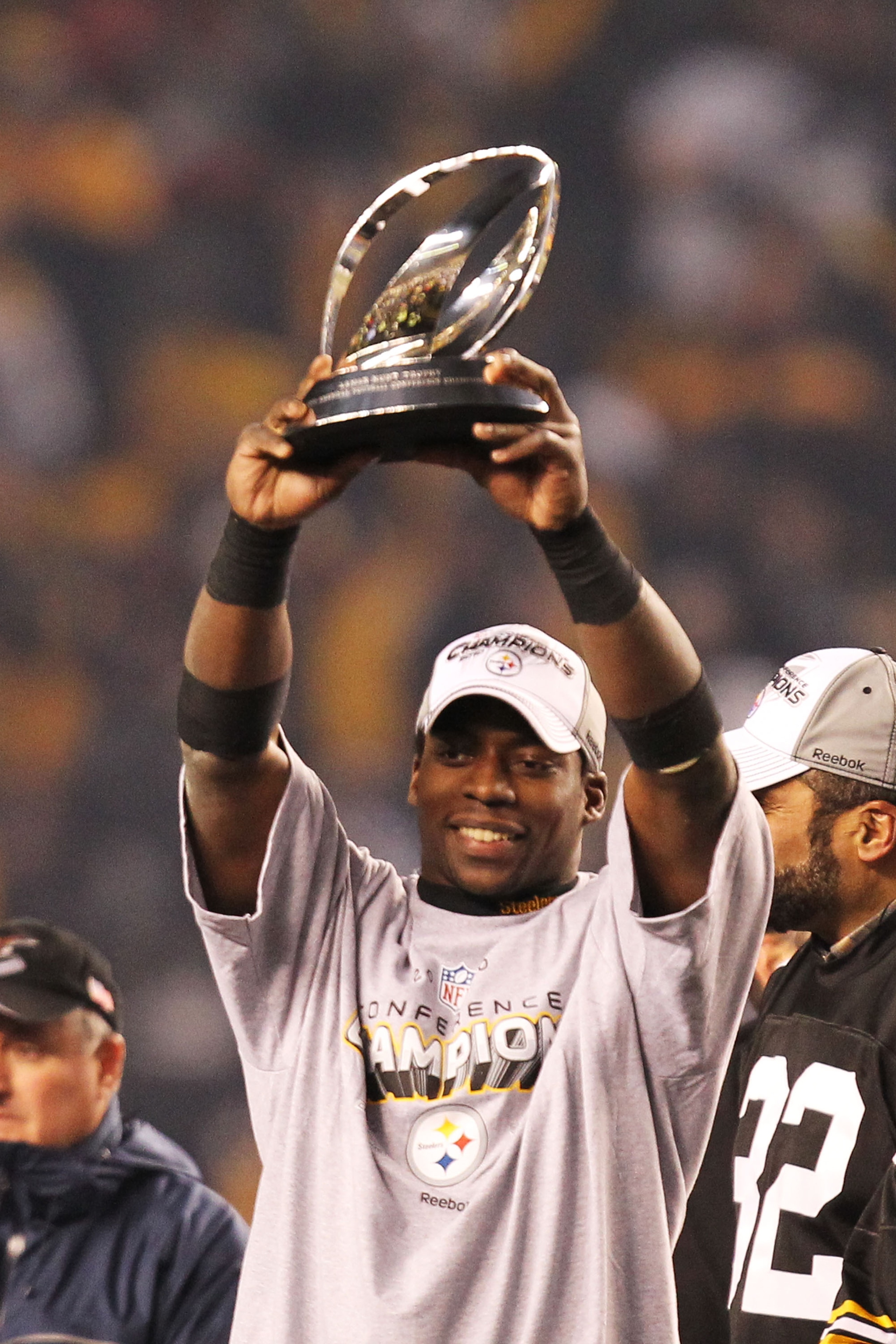 PITTSBURGH, PA - JANUARY 23:  Rashard Mendenhall #34 of the Pittsburgh Steelers holds up the Lamar Hunt trophy after the Steelers defeated the New York Jets 24 to 19 in the 2011 AFC Championship game at Heinz Field on January 23, 2011 in Pittsburgh, Penns