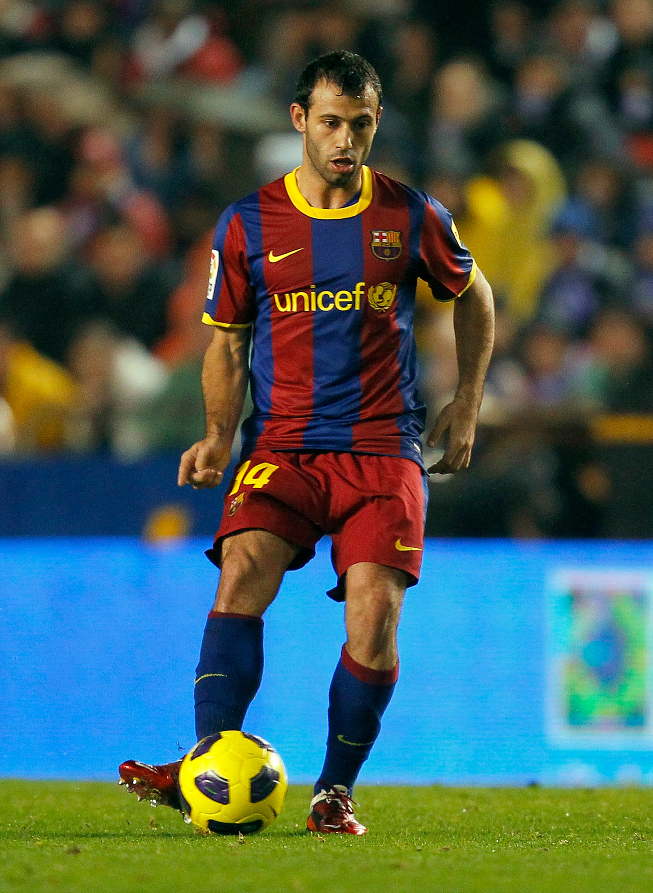 LA CORUNA, SPAIN - JANUARY 08: Javier Mascherano of Barcelona in action during the La Liga match between Deportivo La Coruna and Barcelona at Riazor Stadium on January 8, 2011 in La Coruna, Spain.  (Photo by Angel Martinez/Getty Images)