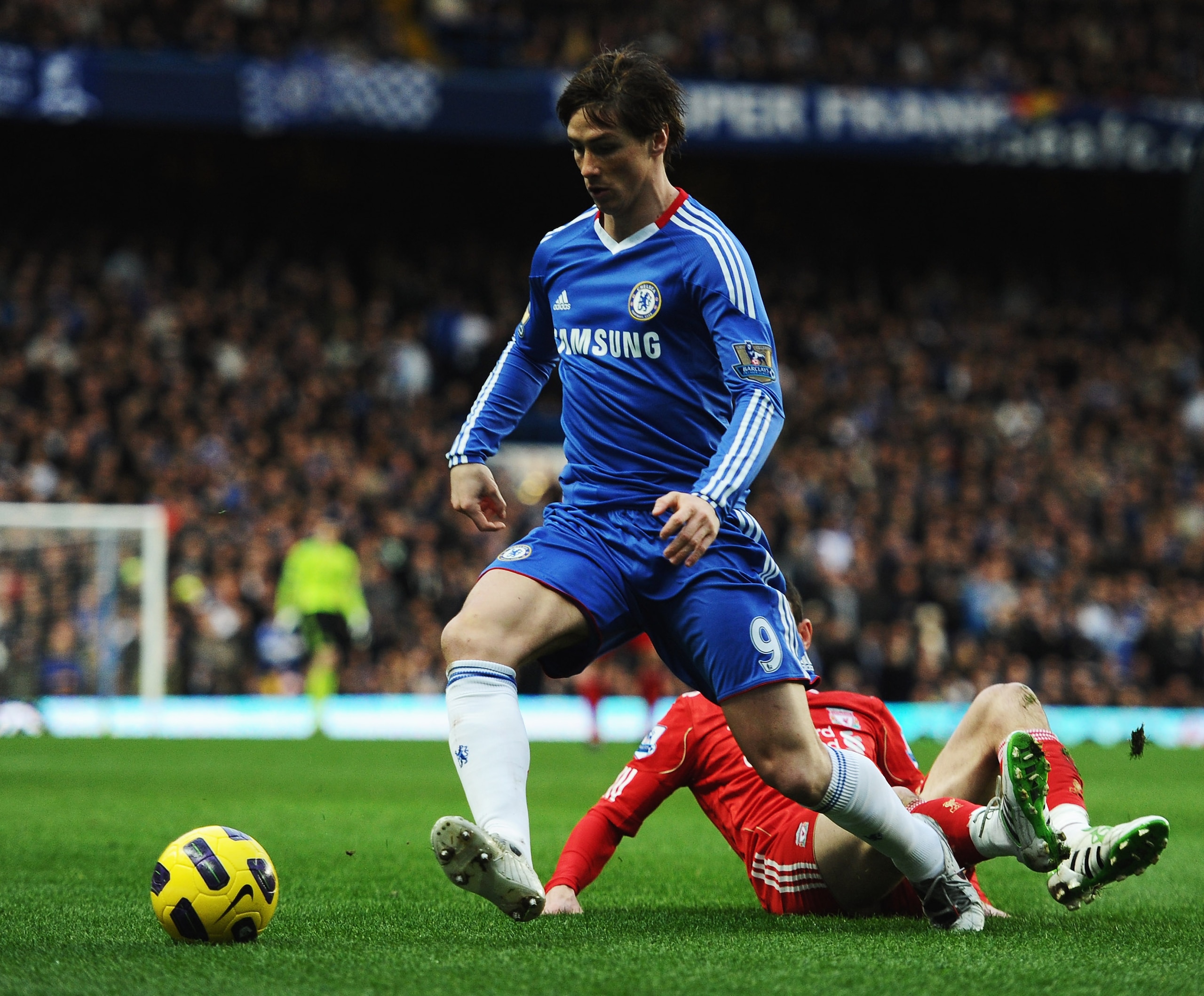 LONDON, ENGLAND - FEBRUARY 06:  Fernando Torres of Chelsea evades Daniel Agger of Liverpool during the Barclays Premier League match between Chelsea and Liverpool at Stamford Bridge on February 6, 2011 in London, England.  (Photo by Laurence Griffiths/Get
