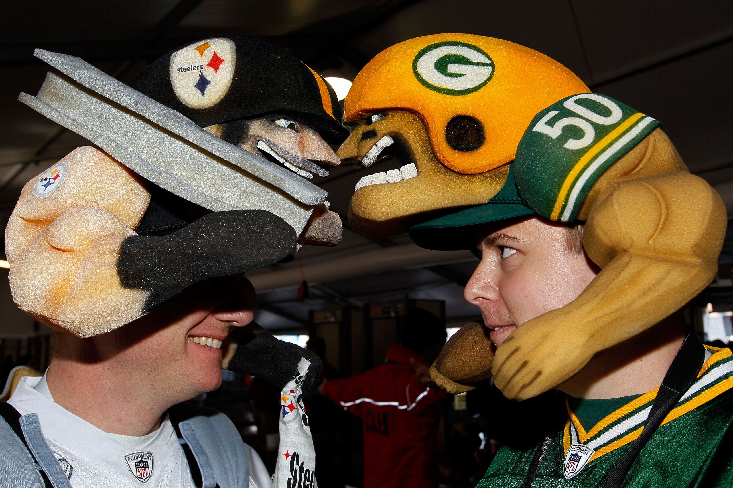 ARLINGTON, TX - FEBRUARY 06:  A Pittsburgh Steelers fan and a Green Bay Packers fan pose before Super Bowl XLV at Cowboys Stadium on February 6, 2011 in Arlington, Texas.  (Photo by Kevin C. Cox/Getty Images)