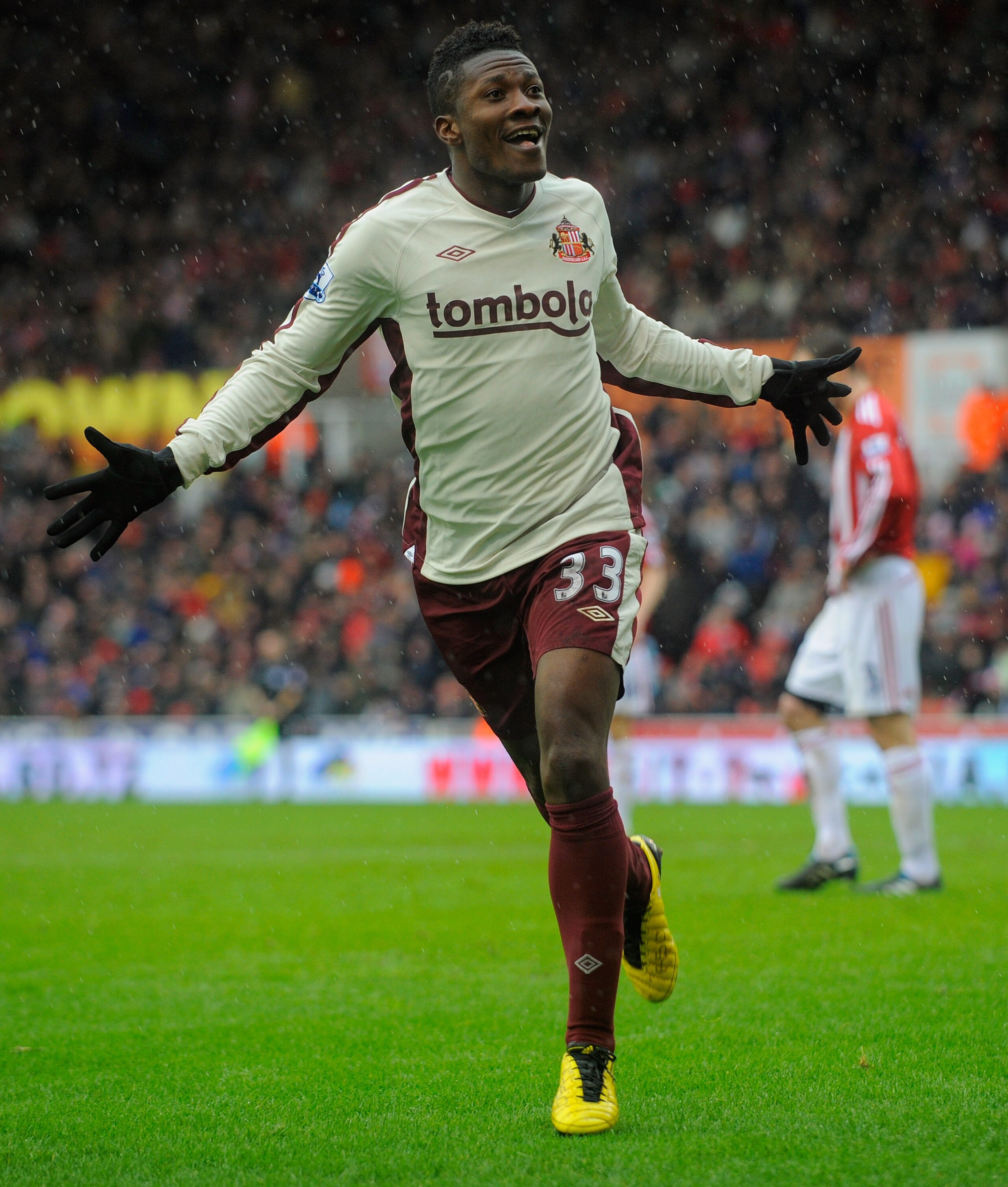 STOKE ON TRENT, ENGLAND - FEBRUARY 05:  Asamoah Gyan of Sunderland celebrates scoring to make it 2-1 during the Barclays Premier League match between Stoke City and Sunderland at the Britannia Stadium on February 5, 2011 in Stoke on Trent, England.  (Phot