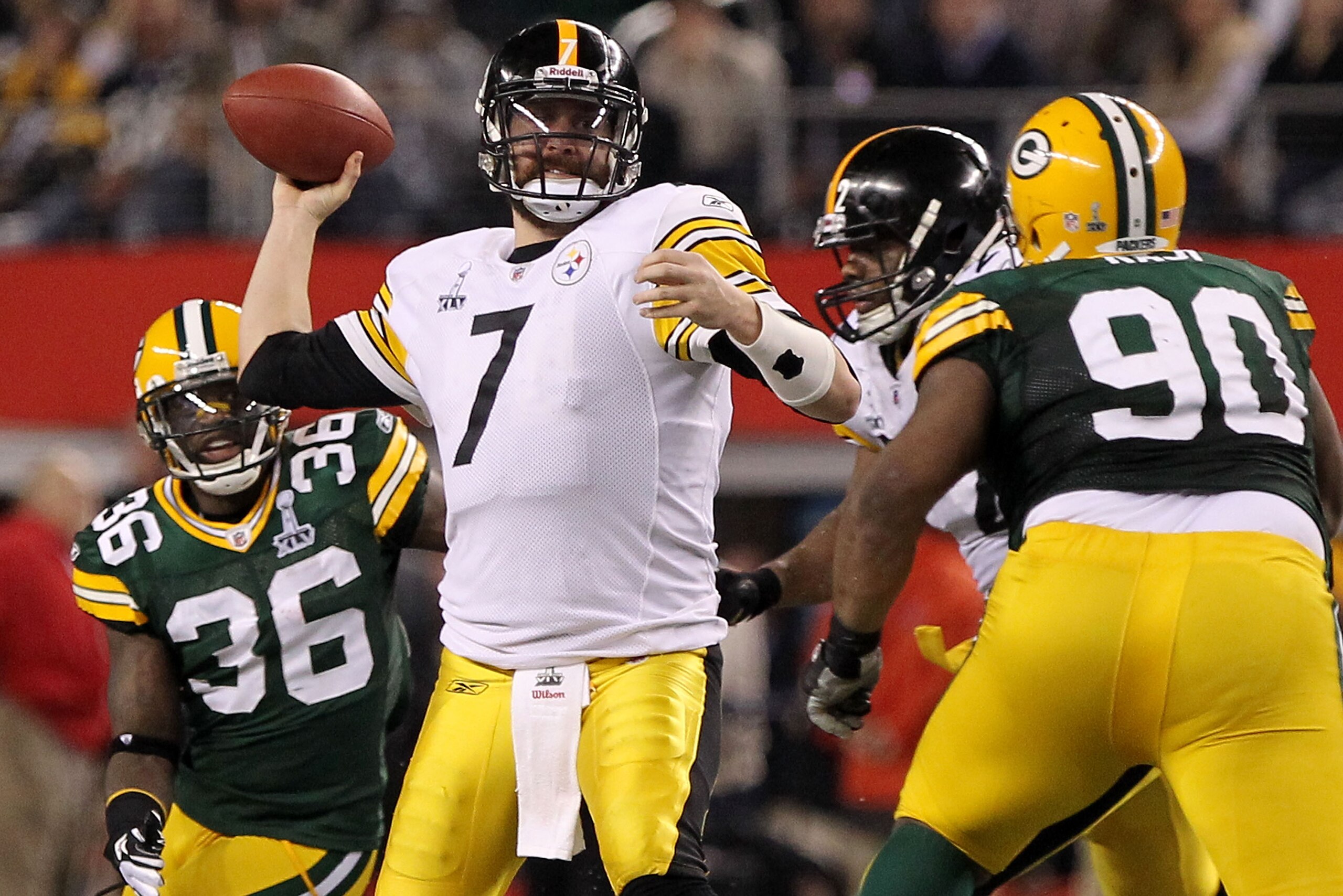 ARLINGTON, TX - FEBRUARY 06:  Ben Roethlisberger #7 of the Pittsburgh Steelers throws a first down pass to Hines Ward during the second quarter of Super Bowl XLV at Cowboys Stadium on February 6, 2011 in Arlington, Texas.  (Photo by Doug Pensinger/Getty I