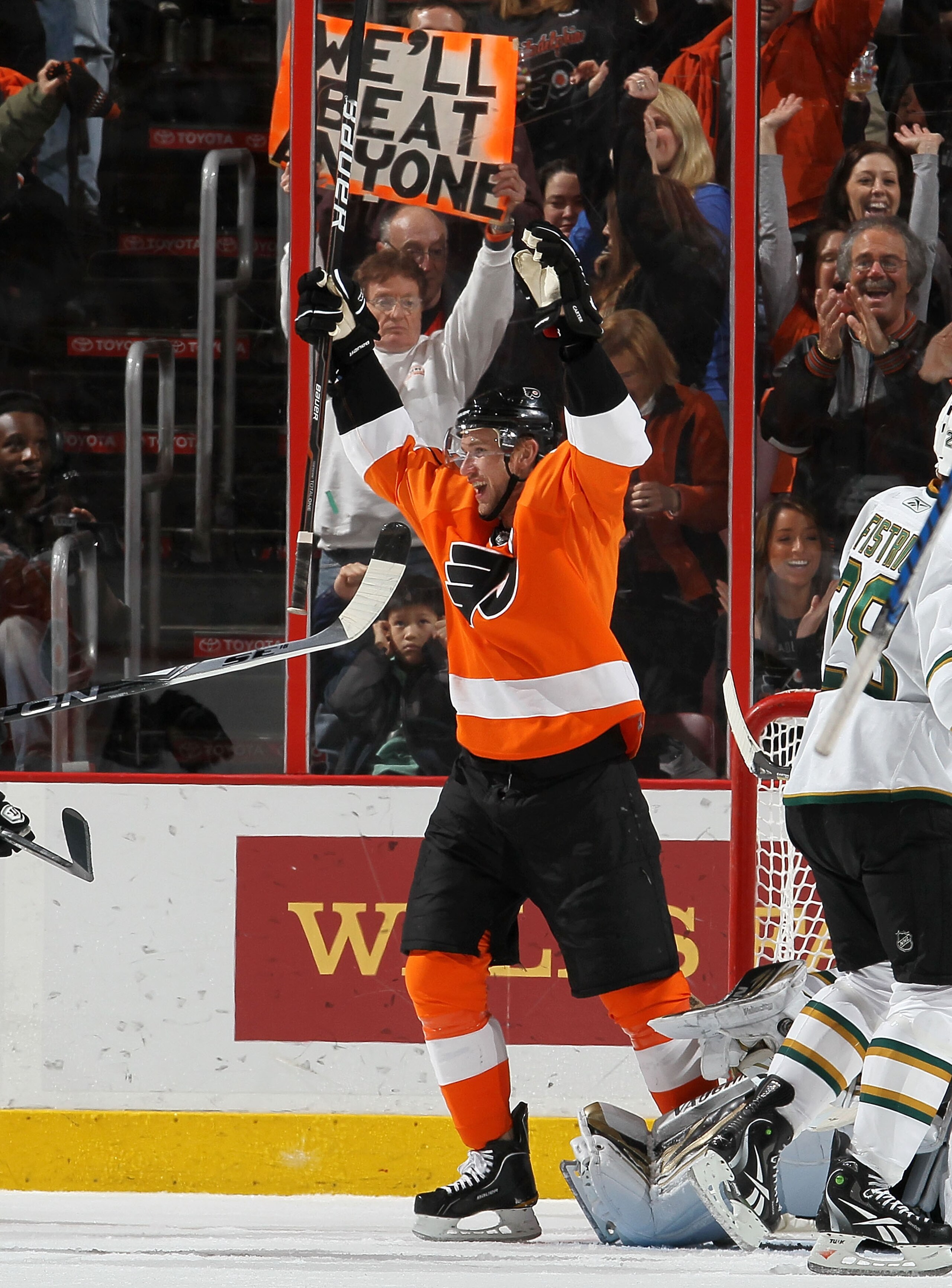 PHILADELPHIA, PA - FEBRUARY 05:  Jeff Carter #17 of the Philadelphia Flyers celebrates his goal against the Dallas Stars on February 5, 2011 at Wells Fargo Center in Philadelphia, Pennsylvania. The Flyers defeated the Stars 3-1.  (Photo by Jim McIsaac/Get
