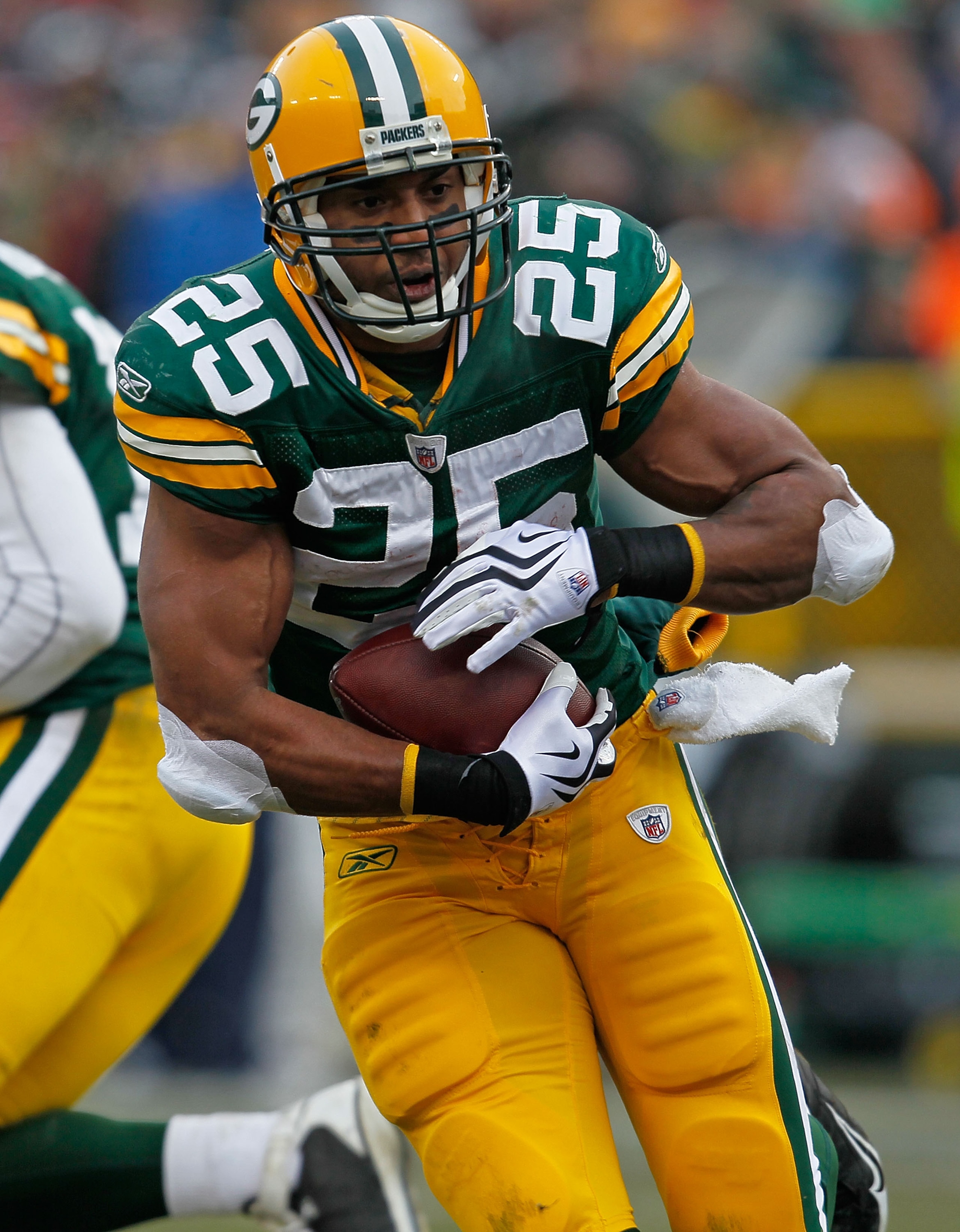 GREEN BAY, WI - DECEMBER 27: Ryan Grant #25 of the Green Bay Packers runs for yardage against the Seattle Seahawks at Lambeau Field on December 27, 2009 in Green Bay, Wisconsin. The Packers defeated the Seahawks 48-10. (Photo by Jonathan Daniel/Getty Imag GREEN BAY, WI - DECEMBER 27: Ryan Grant #25 of the Green Bay Packers runs for yardage against the Seattle Seahawks at Lambeau Field on December 27, 2009 in Green Bay, Wisconsin. The Packers defeated the Seahawks 48-10. (Photo by Jonathan Daniel/Getty Imag