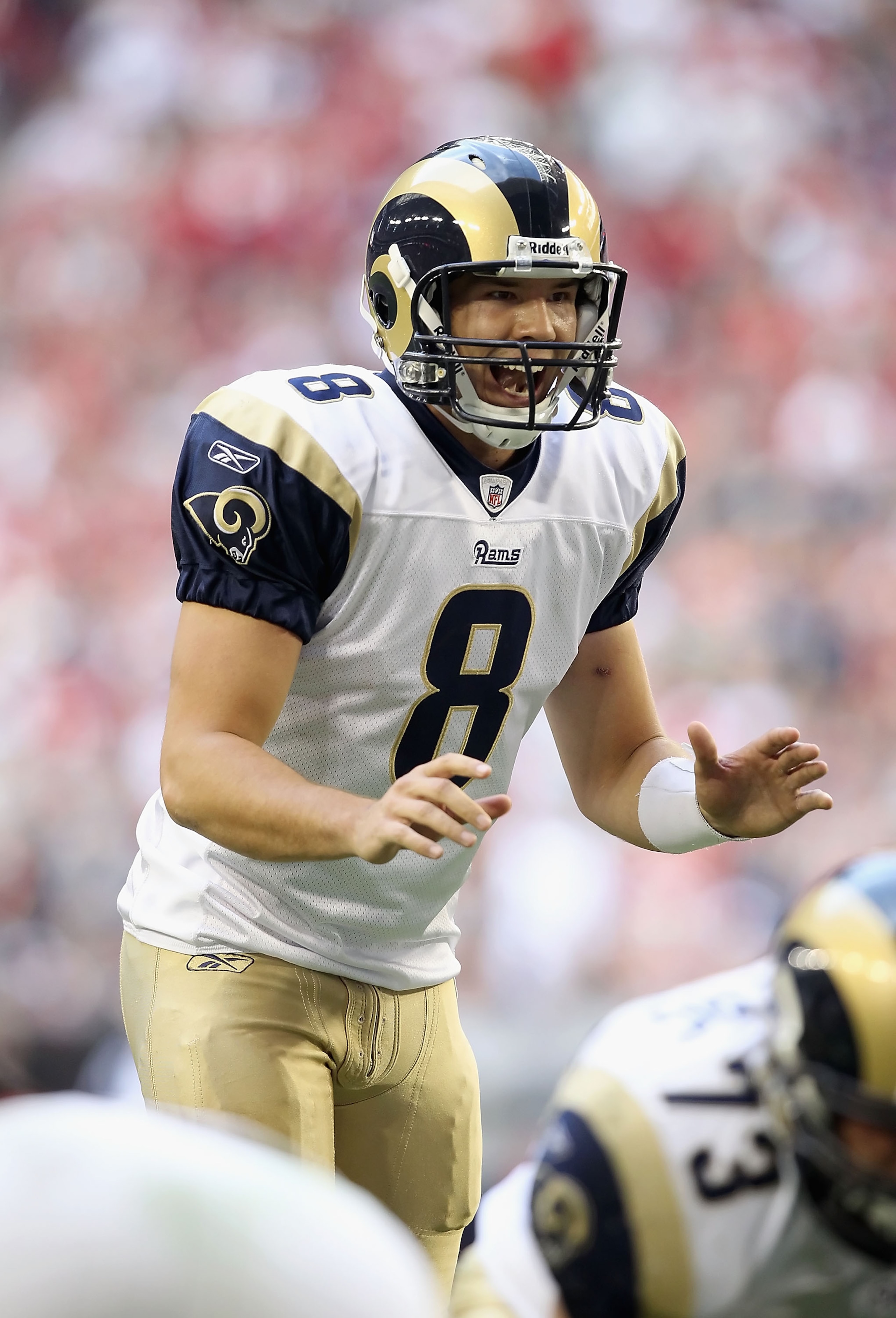 GLENDALE, AZ - DECEMBER 05:  Quarterback Sam Bradford #8 of the St. Louis Rams prepares to snap the ball during the NFL game against the Arizona Cardinals at the University of Phoenix Stadium on December 5, 2010 in Glendale, Arizona.  The Rams defeated th