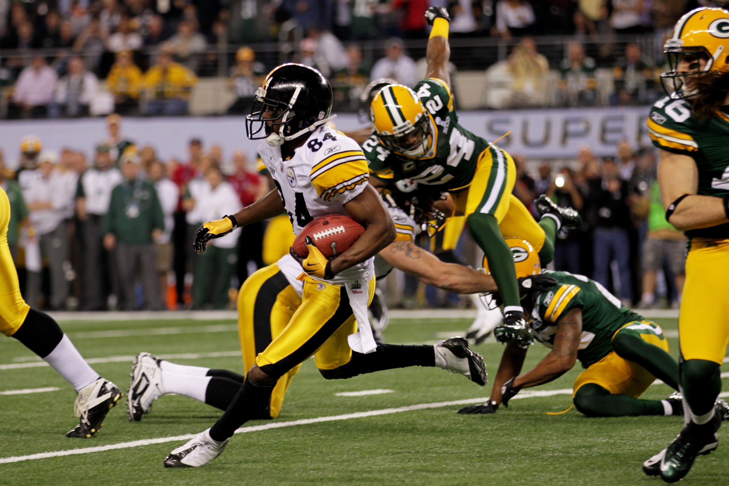 ARLINGTON, TX - FEBRUARY 06:  Antonio Brown #84 of the Pittsburgh Steelers returns the Green Bay Packers opening kickoff during Super Bowl XLV at Cowboys Stadium on February 6, 2011 in Arlington, Texas.  (Photo by Doug Pensinger/Getty Images)