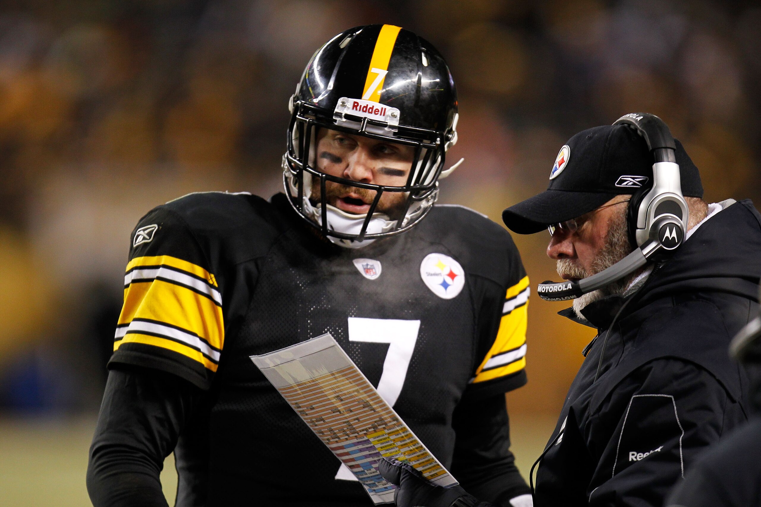 PITTSBURGH, PA - JANUARY 23:  Ben Roethlisberger #7 of the Pittsburgh Steelers talks to offensive coordinator Bruce Arians during their 2011 AFC Championship game against the New York Jets at Heinz Field on January 23, 2011 in Pittsburgh, Pennsylvania.  (