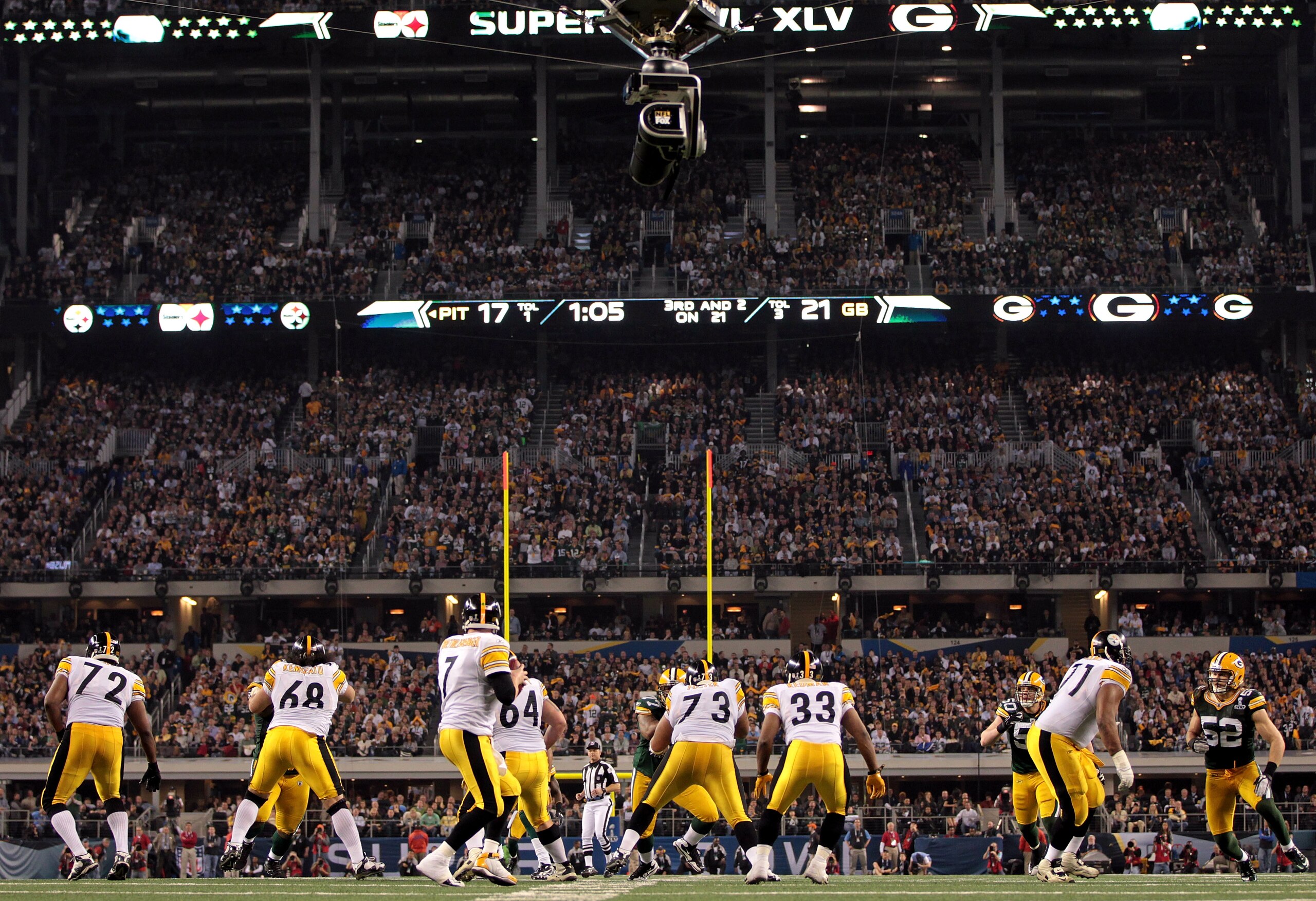 ARLINGTON, TX - FEBRUARY 06: Ben Roethlisberger #7 of the Pittsburgh Steelers drops back to pass late in the game against the Green Bay Packers during Super Bowl XLV at Cowboys Stadium on February 6, 2011 in Arlington, Texas.  (Photo by Jamie Squire/Getty