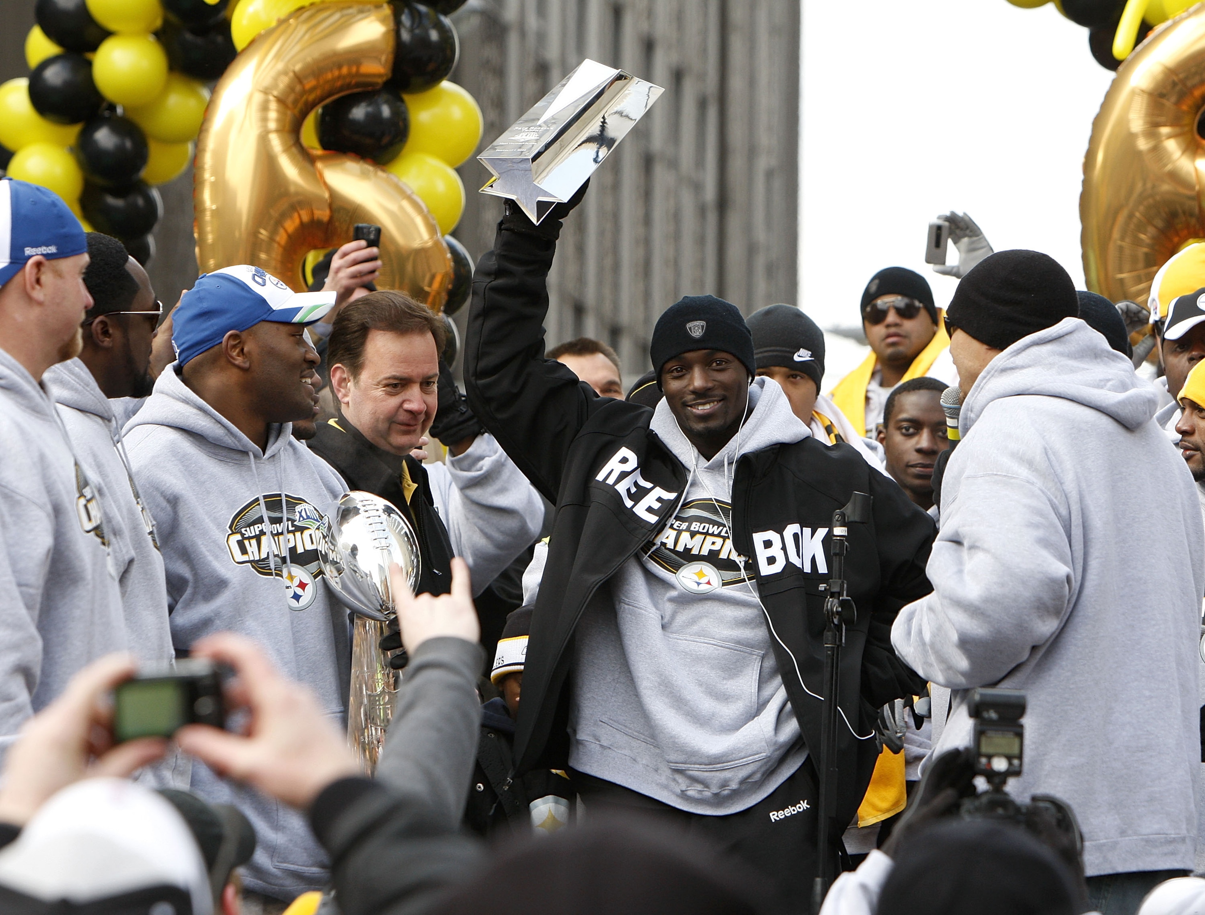 PITTSBURGH - FEBRUARY 03: Santonio Holmes #10 of the Pittsburgh Steelers during holds up his MVP trophy during a parade to celebrate winning Super Bowl XLIII on February 3, 2009 in Pittsburgh, Pennsylvania. (Photo by Gregory Shamus/Getty Images) PITTSBURGH - FEBRUARY 03: Santonio Holmes #10 of the Pittsburgh Steelers during holds up his MVP trophy during a parade to celebrate winning Super Bowl XLIII on February 3, 2009 in Pittsburgh, Pennsylvania. (Photo by Gregory Shamus/Getty Images)
